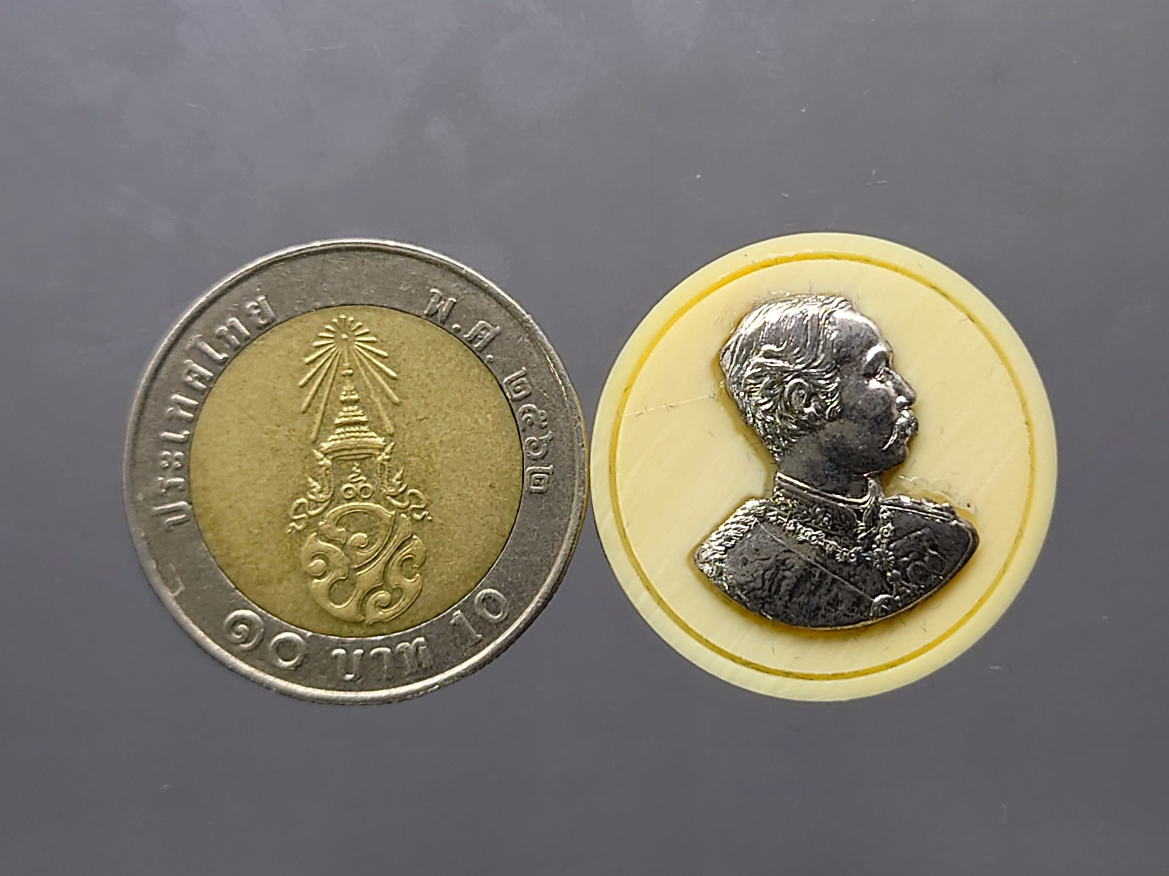 เหรียญรัชกาลที่5 แมมมอธหมื่นปี เนื้องาช้างแมมมอธ หน้ากากเงิน จัดสร้างโดยมูลนิธิศรีรัตนโกสินทร์ วัดพระเชตุพนวิมลมังคลาราม (วัดโพธิ์) ปี2543 พร้อมกล่องเดิม