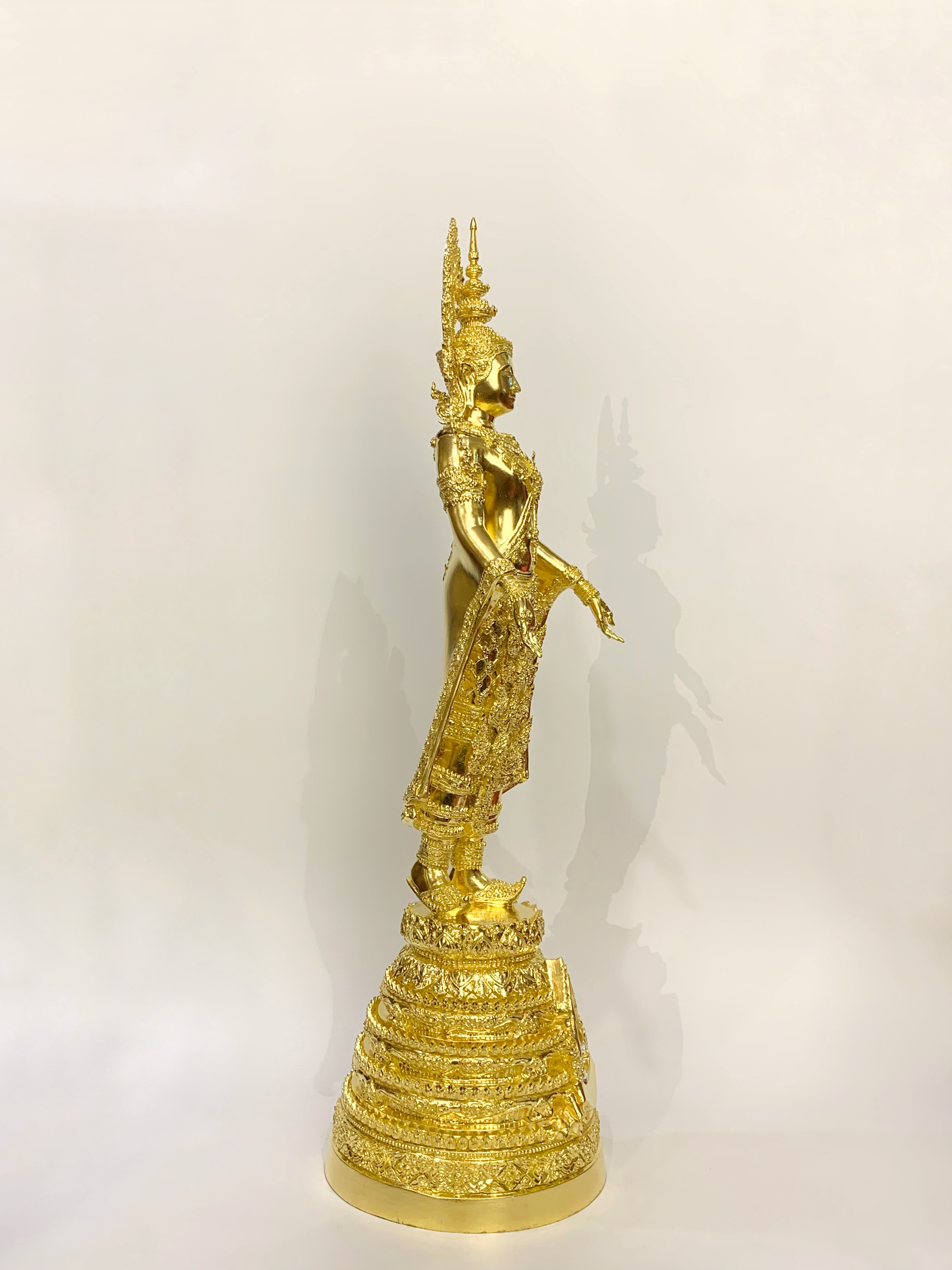 พระพุทธมหาจักรพรรดิ ปางเปิดโลก สูง 32 นิ้ว ปิดทอง วัดกษัตราธิราชวรวิหาร จ.อยุธยา