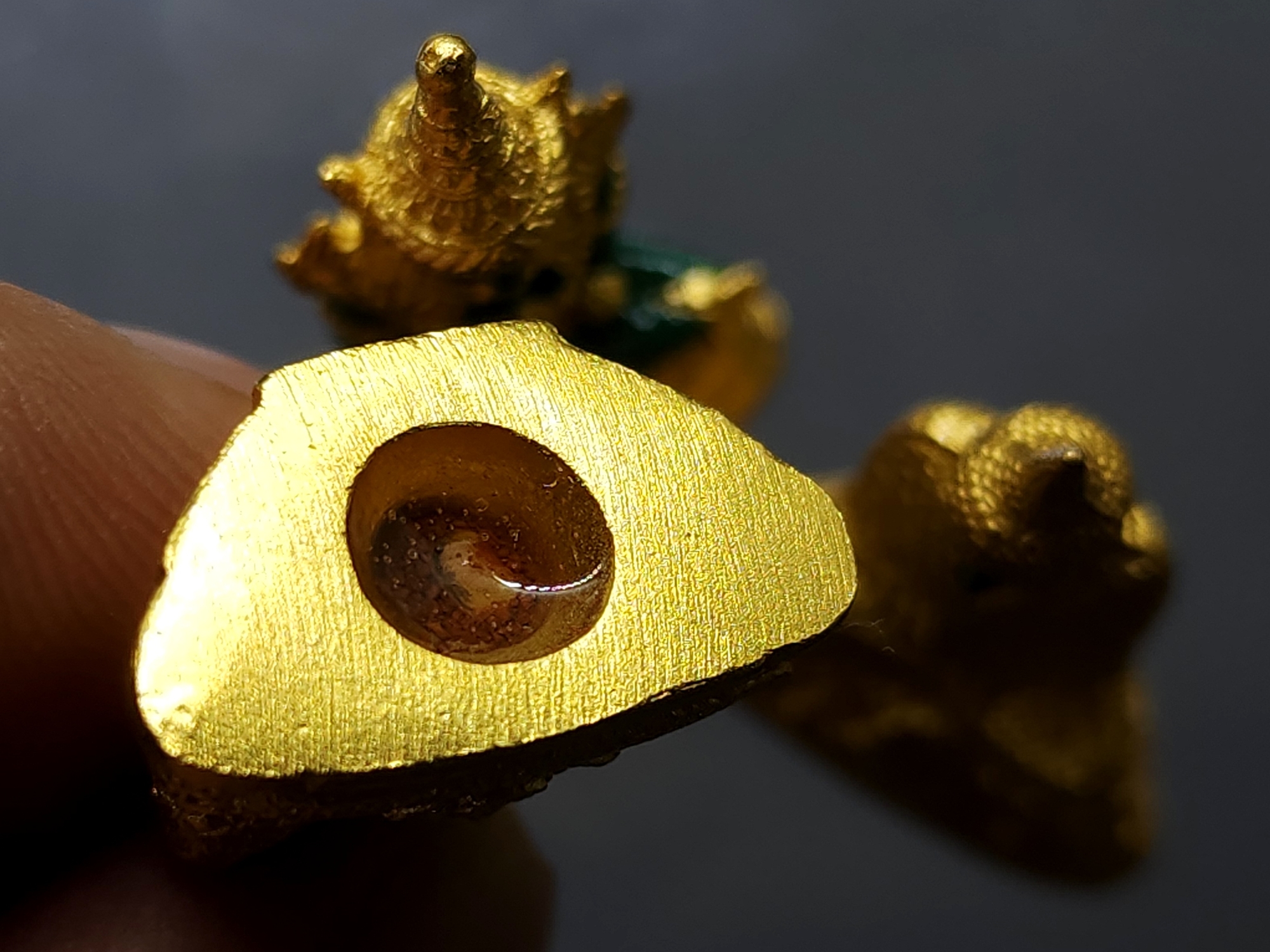 พระแก้วมรกต ชุด 3 ฤดู เนื้อโลหะเคลือบสีเขียว เครื่องทรงชุบทอง สำนักพระราชวัง สร้าง พุทธาภิเษก ณ วัดพระศรีรัตนศาสดาราม พ.ศ.2547