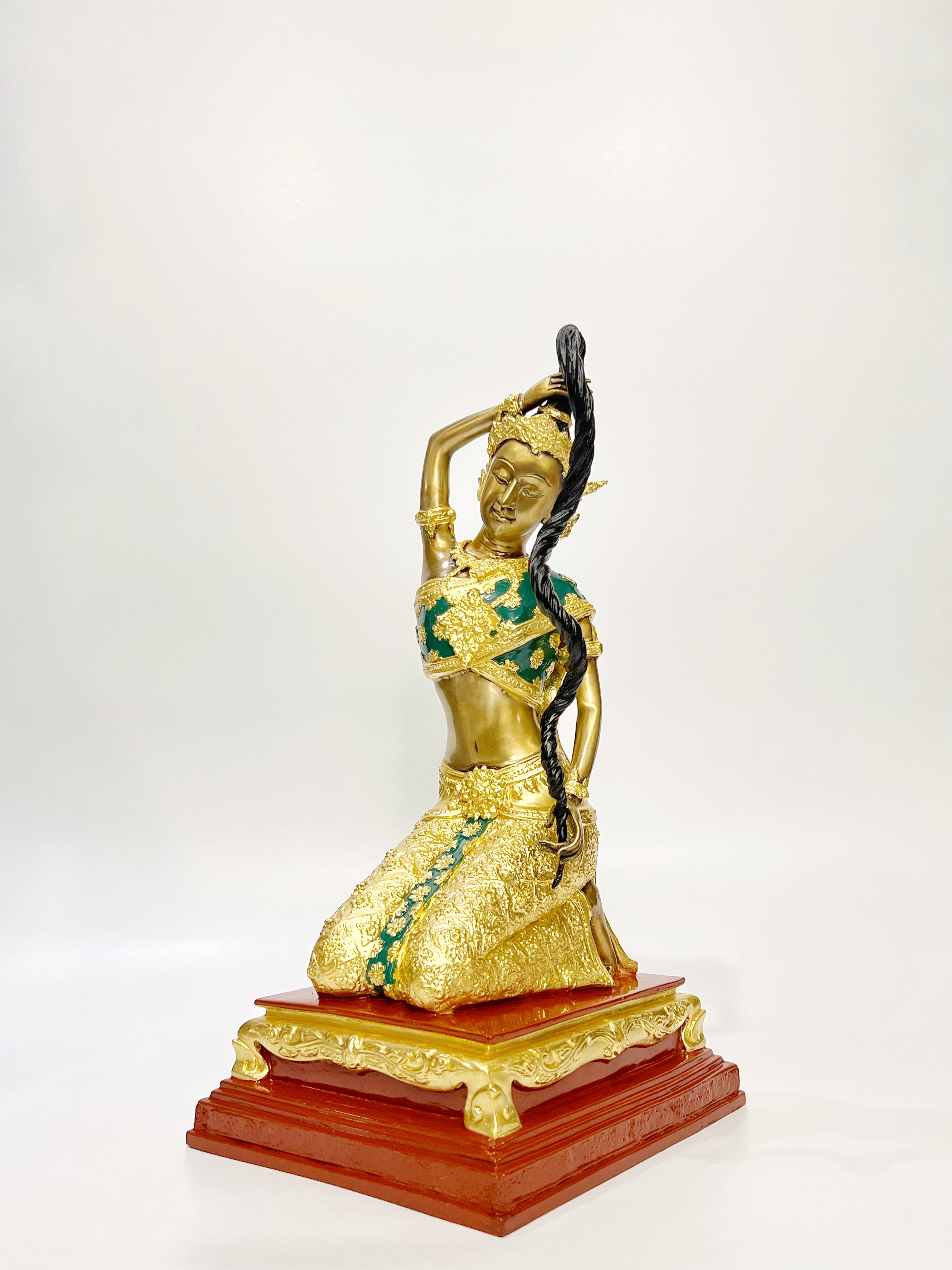 รูปหล่อพระแม่ธรณีบีบมวยผม หน้าตัก 9 นิ้ว สัมฤทธิ์ ลงรักปิดทองคำเปลว(ลาย)