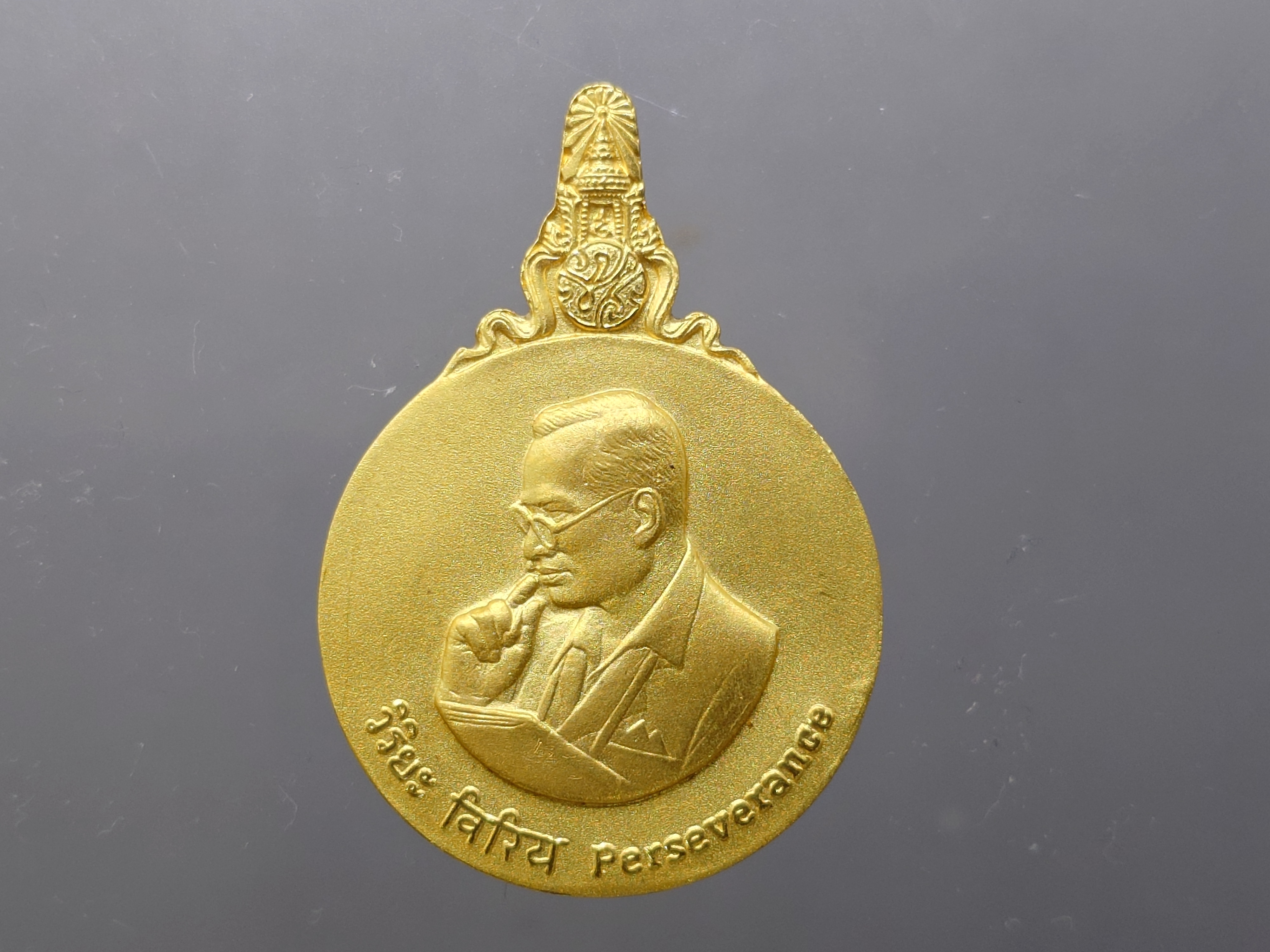 เหรียญมหาชนก พิมพ์ใหญ่ ชุดทองคำ บล็อก ป ขาด นิยม (เนื้อทองคำ 99 % เนื้อนาค เนื้อเงิน) พ.ศ.2539 พร้อมหนังสือ อุปกรณ์ครบ สภาพสวย แท้ ดูง่าย