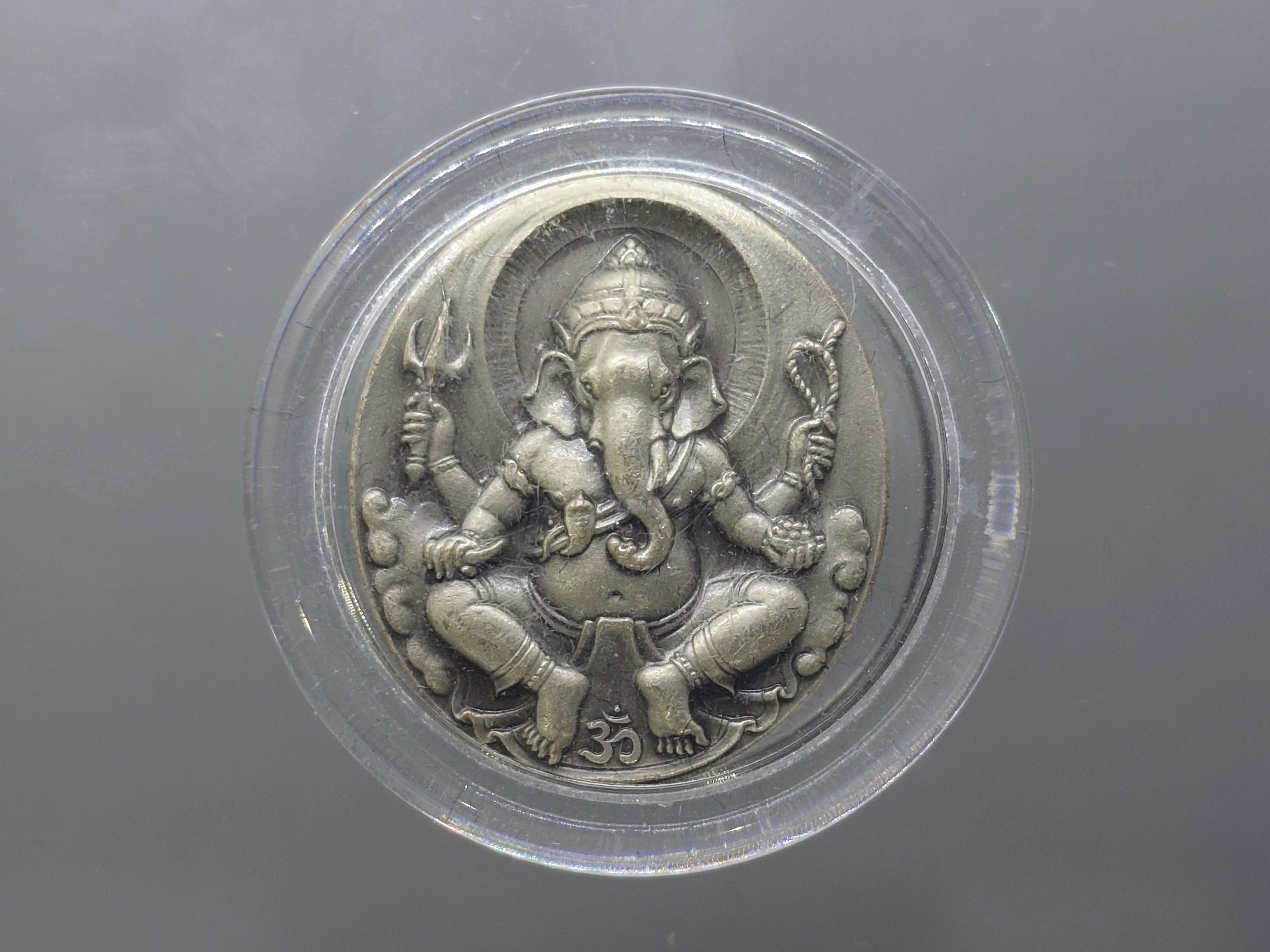 พระพิฆเนศวร หลังโอม เนื้อเงิน ที่ระลึก 108 ปี แห่งการสถาปนากรมศิลปากร โคท ๑๓๙๕ ปี2562 พร้อมกล่องเดิม