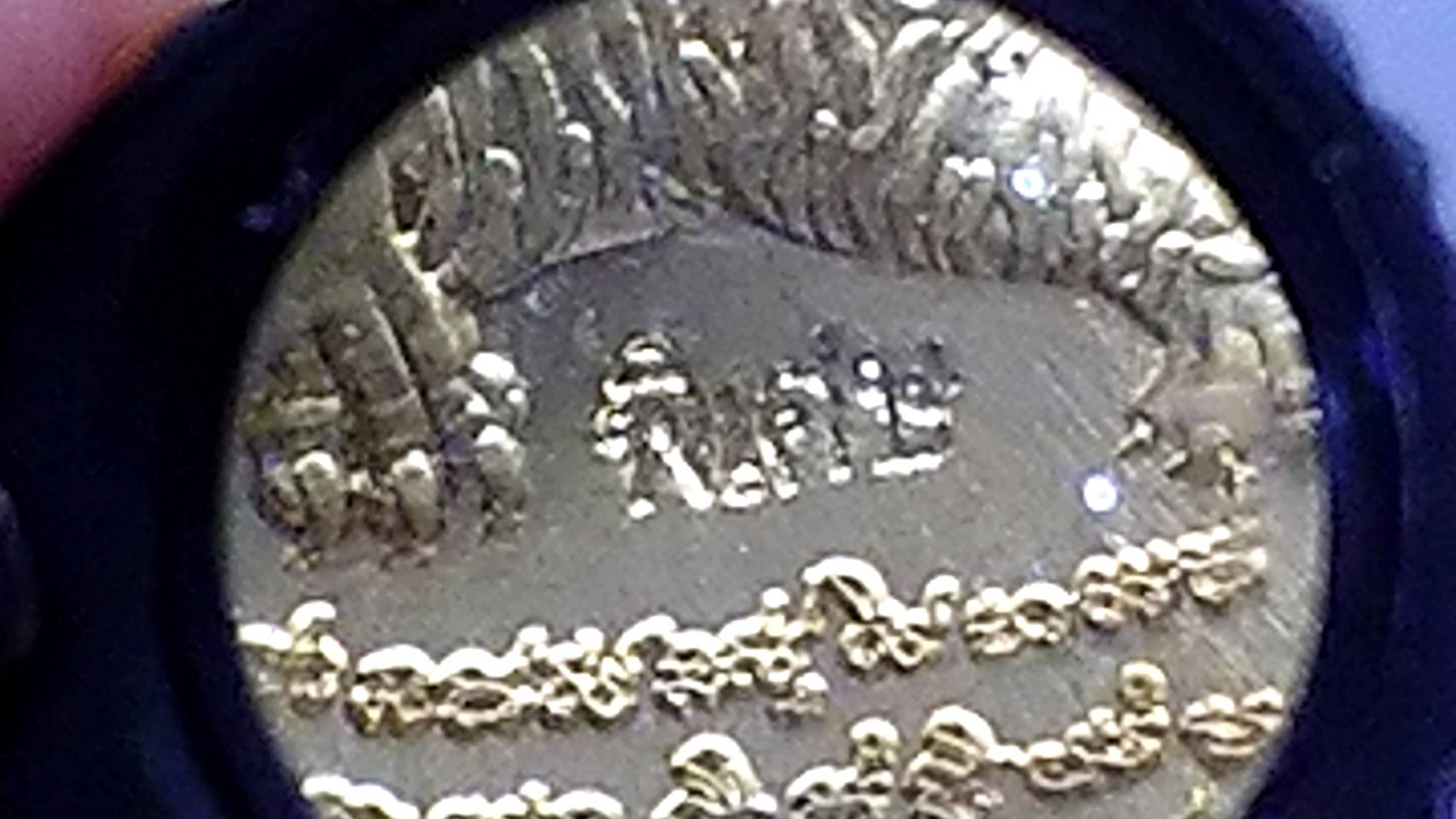 เหรียญเสือคาบดาบ รุ่น2 เนื้อทองระฆัง ลงยาลายพราง ตำหนิจมูกนิด (ตอกพิเศษ ตอกหัวเสือ) องค์เงินแท้ หลวงพ่อพัฒน์ วัดห้วยด้วน โคท 62(SKU-03337)