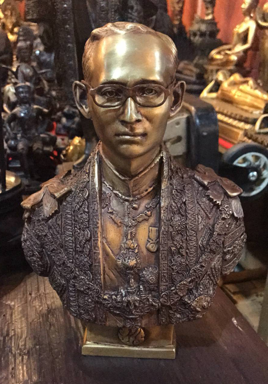 พระบรมรูปหล่อในหลวง รัชกาลที่ 9 รุ่น ฉลองสิริราชสมบัติ 60 ปี สีทอง limited (เต็มยศ)