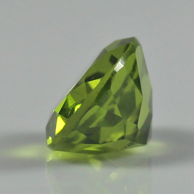 เพอริโด (Peridot) 2.16 กะรัต สีเขียวอมเหลือง รูปร่างดี