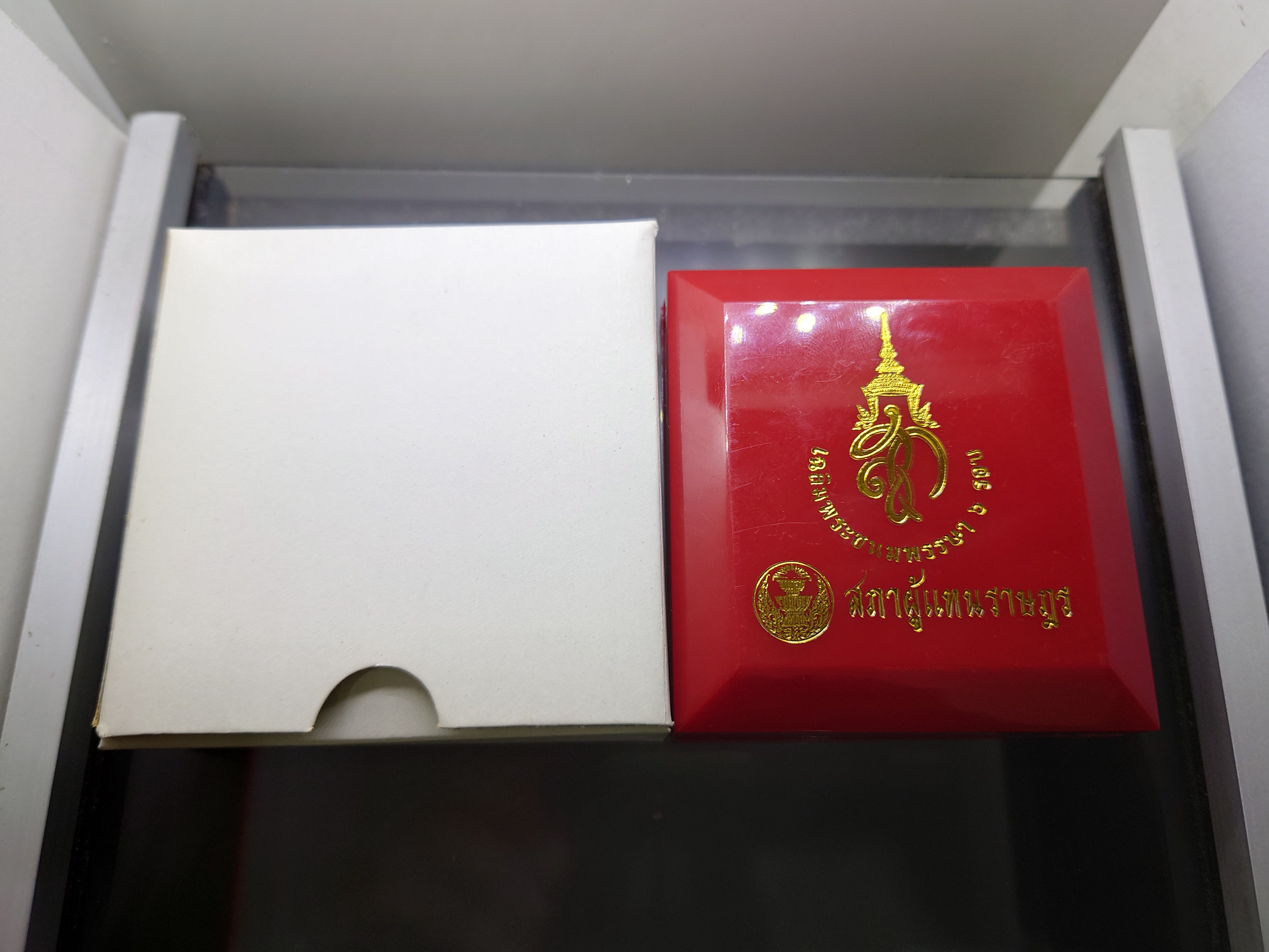 สมเด็จนางพญา (ชุด 6 เหรียญ) ที่ระลึกเฉลิมพระชนมพรรษา 6 รอบ ราชินีนาถ หลัง สก.สภาผู้แทนราษฎร จัดสร้าง ปี 2547 พร้อมกล่องเดิม