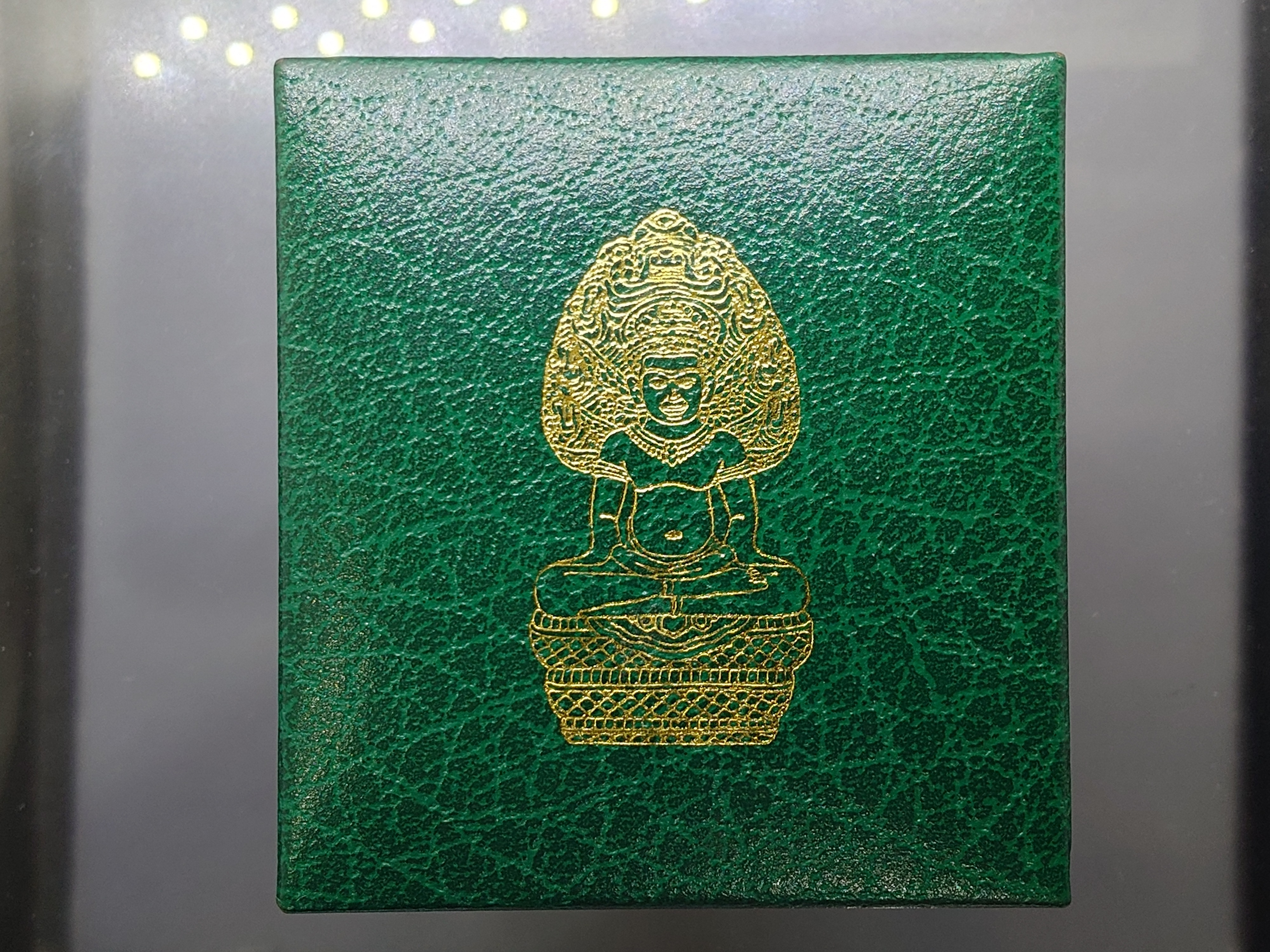 พระนาคปรก หลวงพ่อศิลา รุ่นมรดกโลก เนื้อเงินกาหลั่ยทอง พิมพ์ใหญ่ พุทธาภิเษก วัดบวรนิเวศวิหาร โดย สมเด็จพระสังฆราช ญสส เป็นประธานในพิธี ออกวัดทุ่งเสลี่ยม สุโขทัย ปี2540 กล่องเดิม