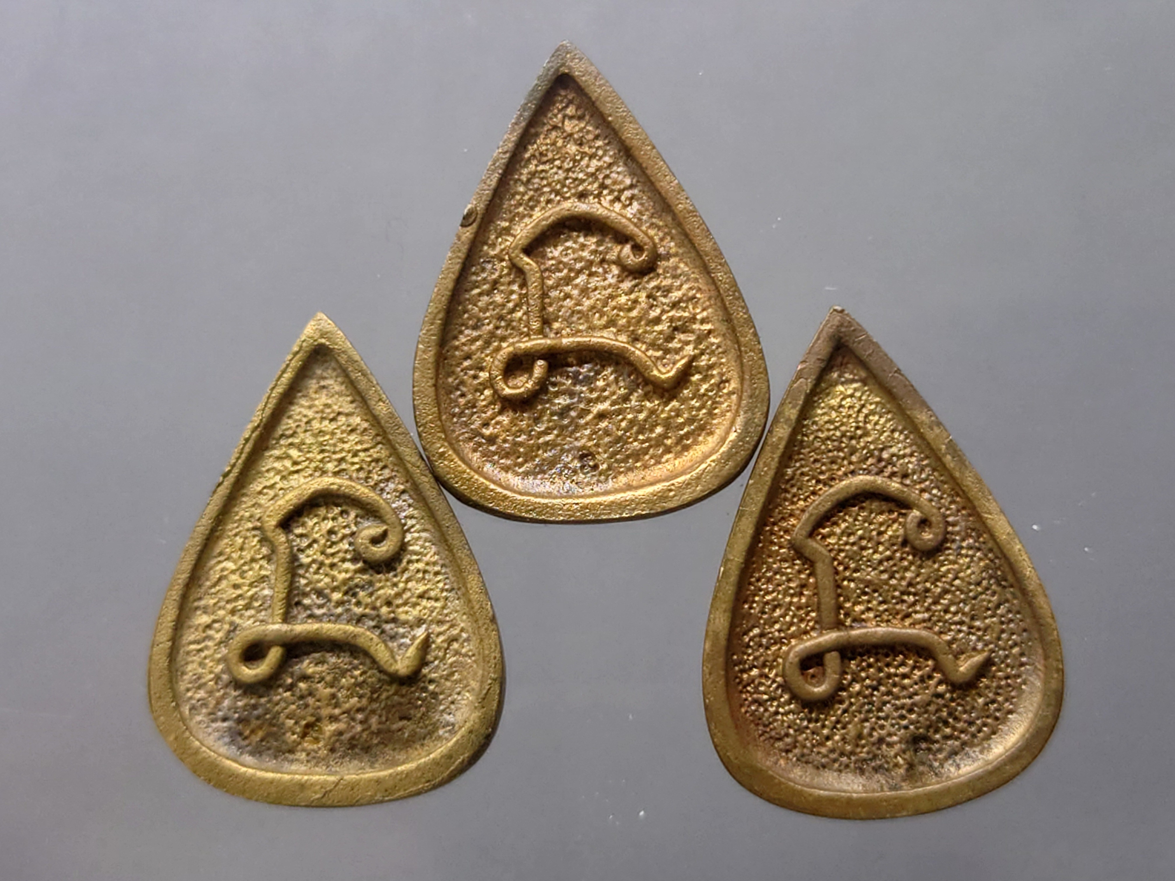 พระแก้วมรกต 3 ฤดู เนื้อนวะ รุ่น 23 ตุลามหามงคล พิมพ์ใบโพธิ หลวงพ่อเกษม เขมโก ปลุกเสก สำนักสุสานไตรลักษณ์ ลำปาง ปี2538 พร้อมกล่องเดิม