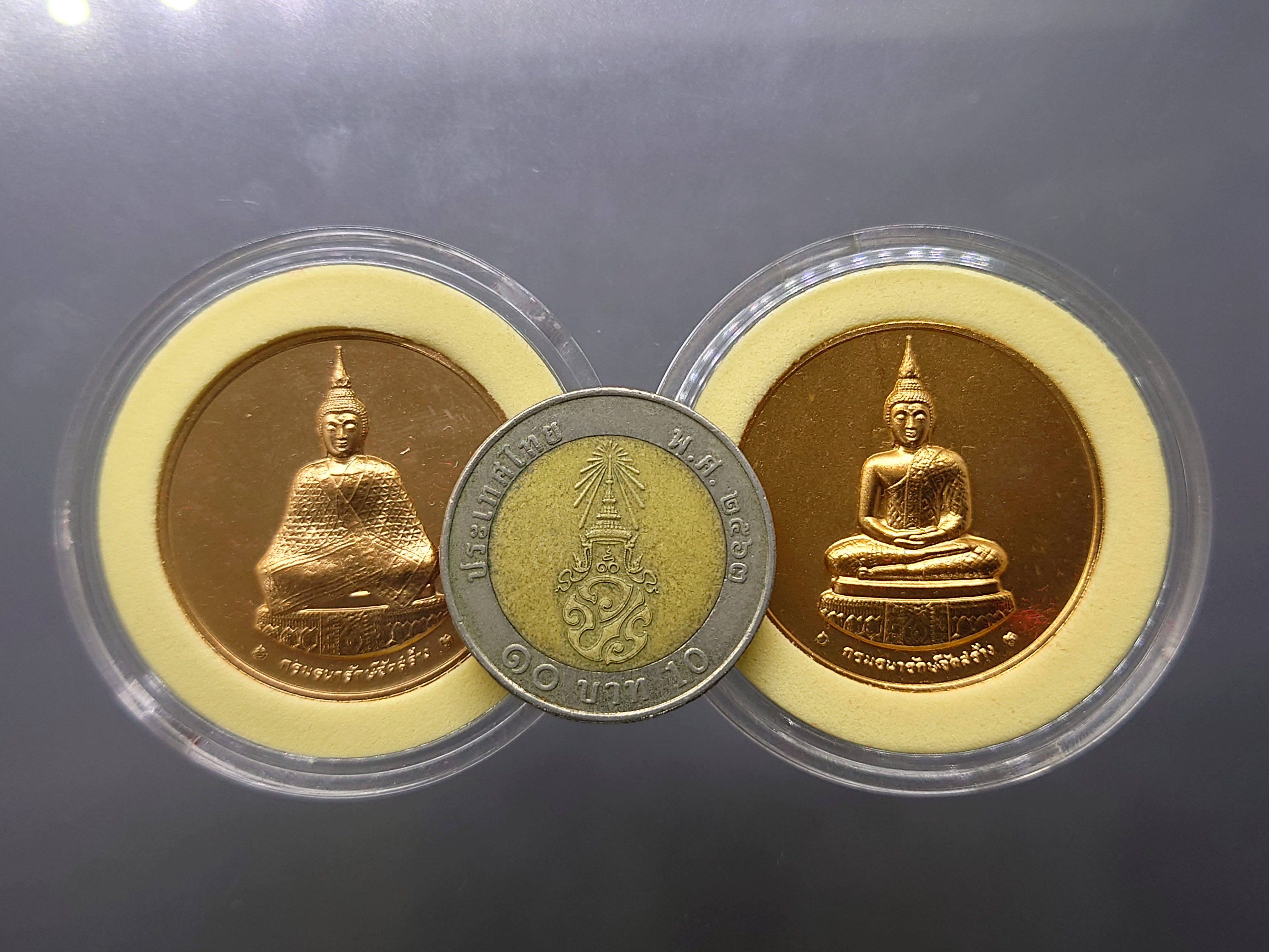 พระแก้วมรกต ทรงฤดูหนาว หลัง ภปร (ชุด 2 องค์) เนื้อทองแดง ที่ระลึก 75 พรรษา ในหลวง ธนารักษ์จัดสร้าง พ.ศ.2545 พร้อมกล่องหนัง