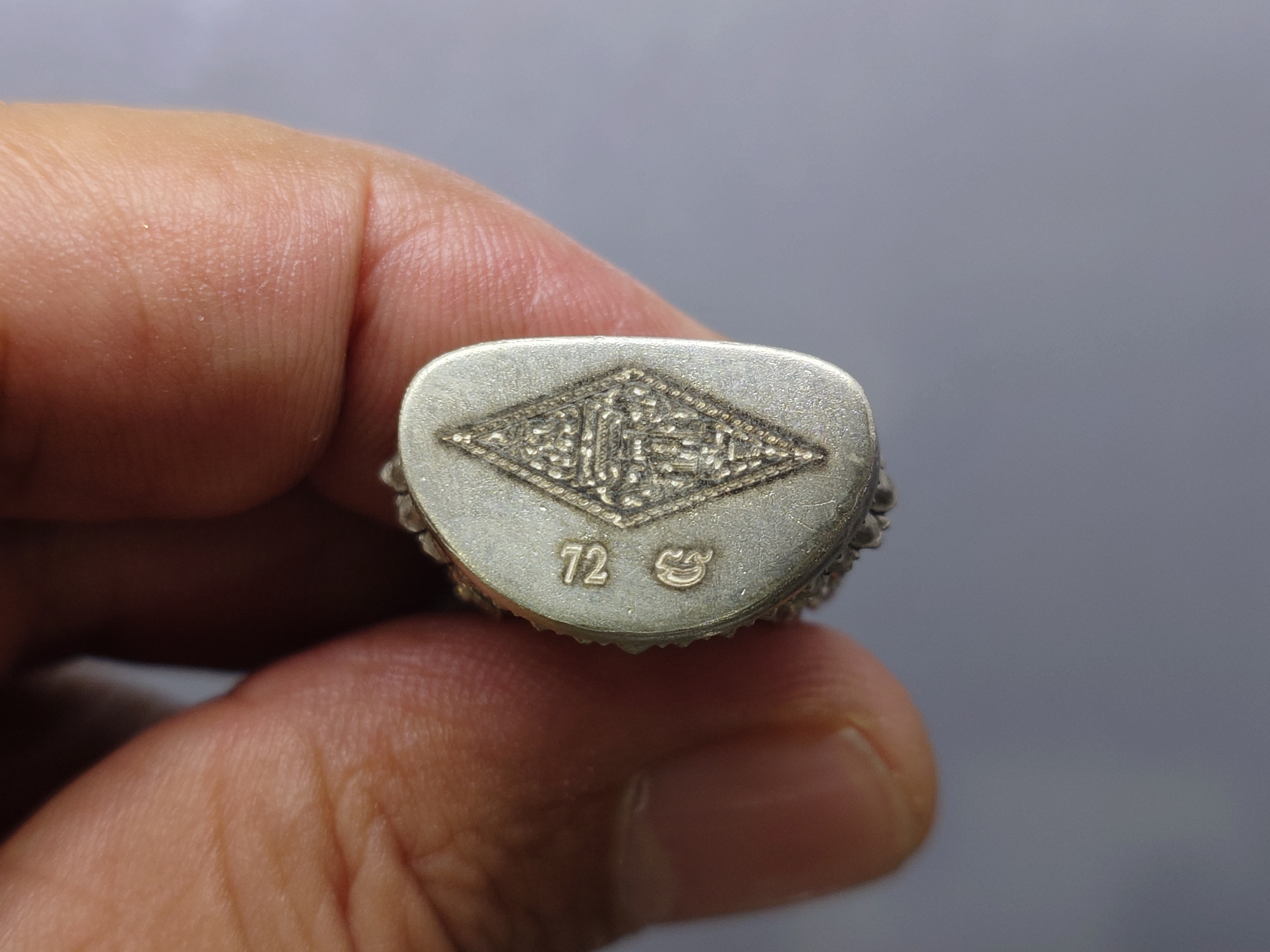 พระพุทธชินราช รุ่นจอมราชันย์ พิมพ์ลอยองค์ฉลุ เนื้อเงิน วัดพระศรีรัตนมหาธาตุ พิษณุโลก ปี2555 พร้อมกล่องเดิม