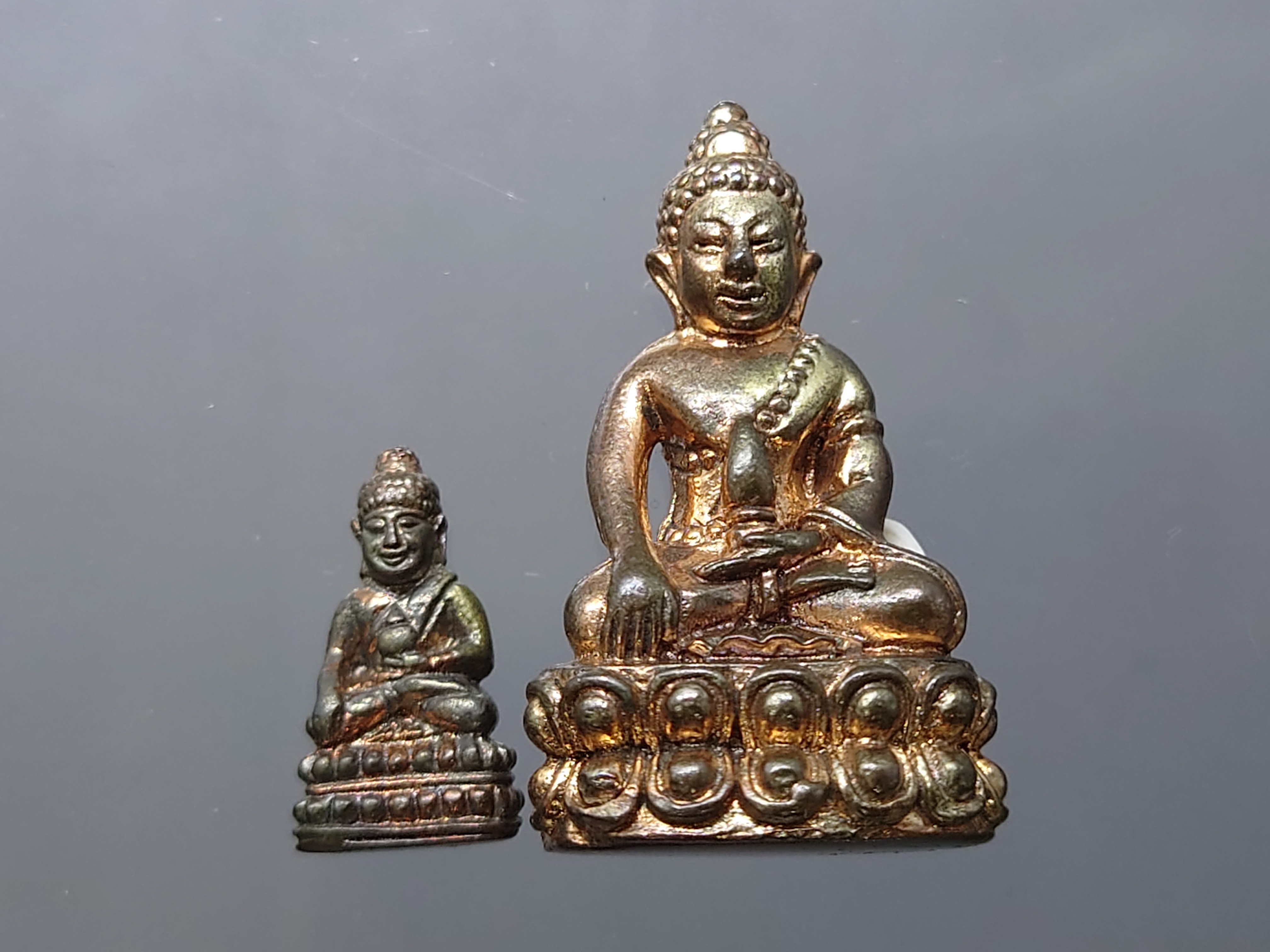 พระกริ่งครองเมืองสัมฤทธิโชคและพระชัยวัฒน์ เนื้อนวะโลหะ ปลุกเสก 2 วาระ วัดสุทัศนฯ วัดไตรมิตรวิทยาราม ปี2555 พร้อมกล่องเดิม