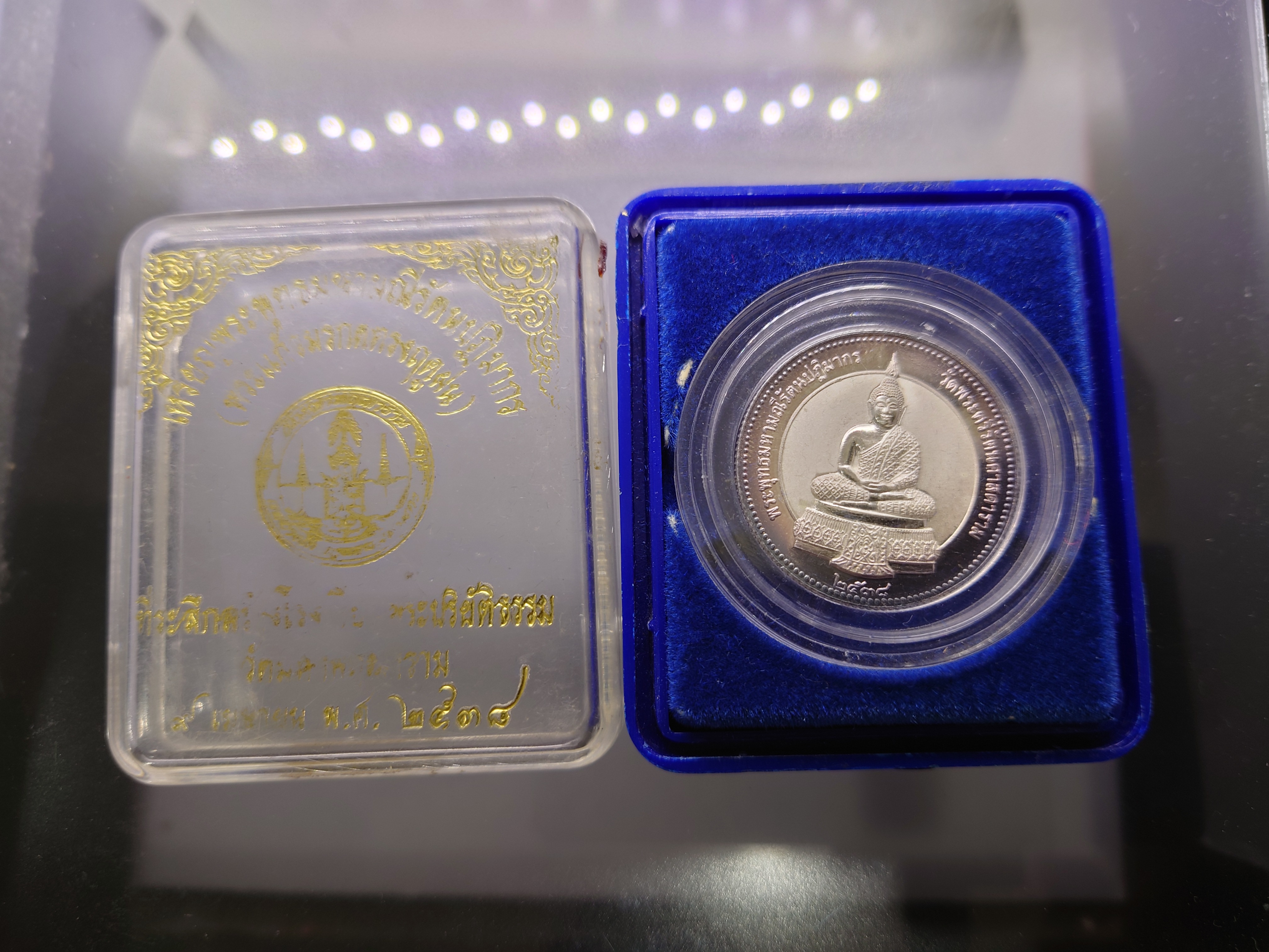 พระแก้วมรกต ทรงฤดูฝน เนื้อเงินขัดเงา ที่ระลึกสร้างโรงเรียนปริยัติธรรม วัดมหาพฤฒาราม พิมพ์ใหญ่ ขนาด 3.2 เซ็น พ.ศ.2538 พร้อมตลับเดิม