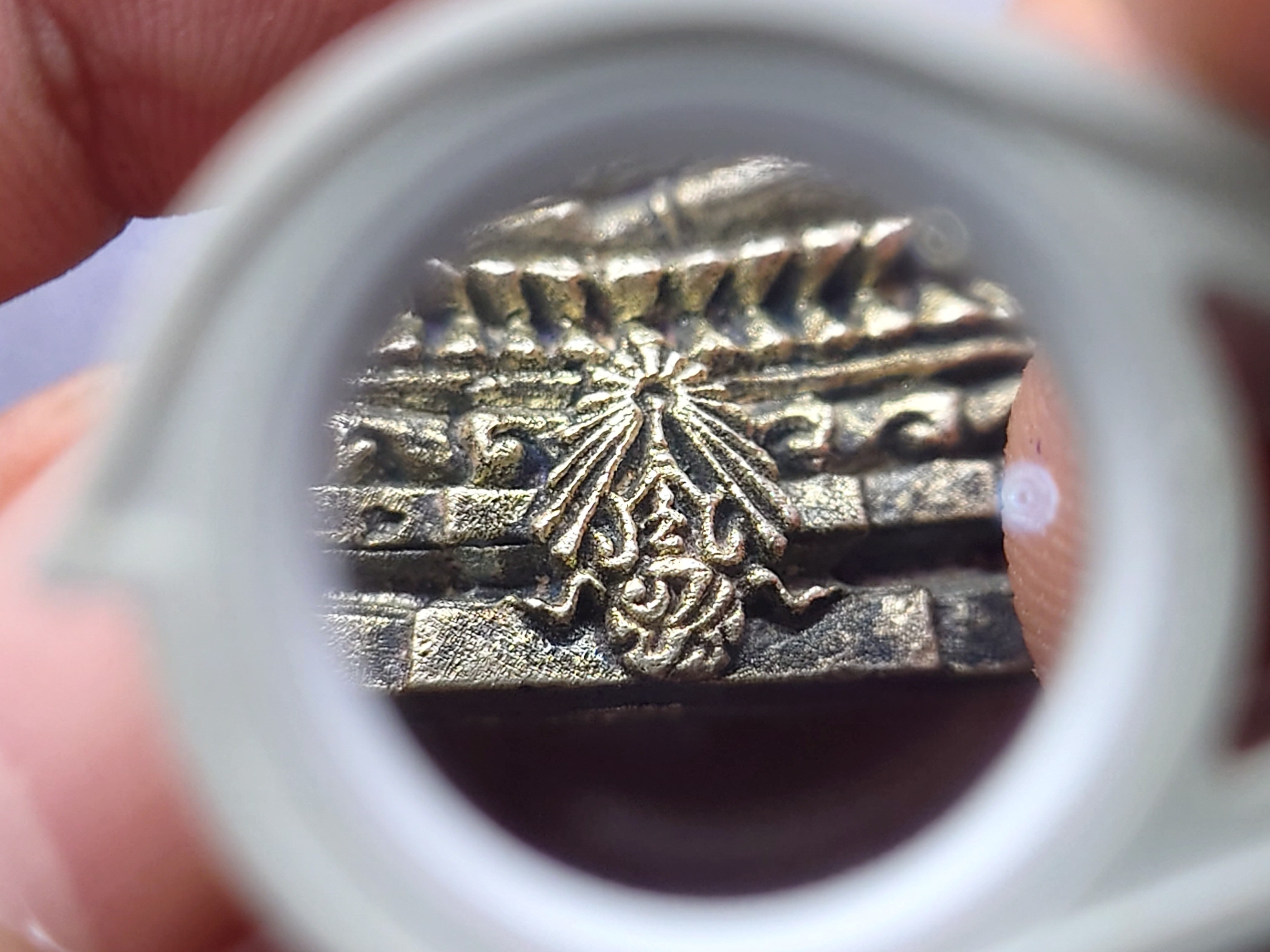 พระกริ่งพระพุทธชินสีห์ ภปร ทันโตเสฏโฐ เนื้อเงิน ใต้ฐานเจาะใส่ผงพระทนต์ในหลวง(ฟัน)และผงจิตรลดา พ.ศ.2533 พร้อมกล่องเดิม