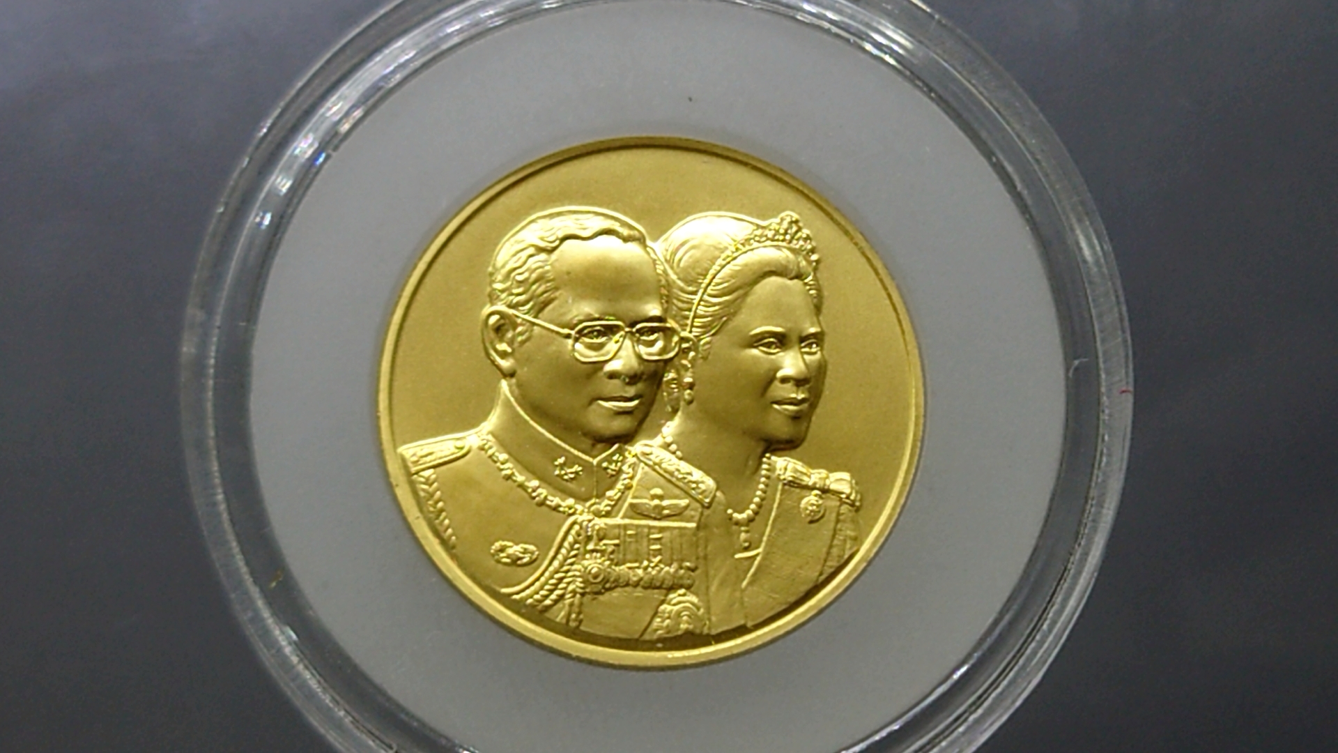 เหรียญทองคำ(ทอง 99 % หนัก 1 บาท)ที่ระลึก 60 ปี ราชาภิเษกสมรส ทองคำพ่นทราย พ.ศ.2553 พร้อมกล่องไม้ ใบเซอร์ อุปกรณ์ครบ