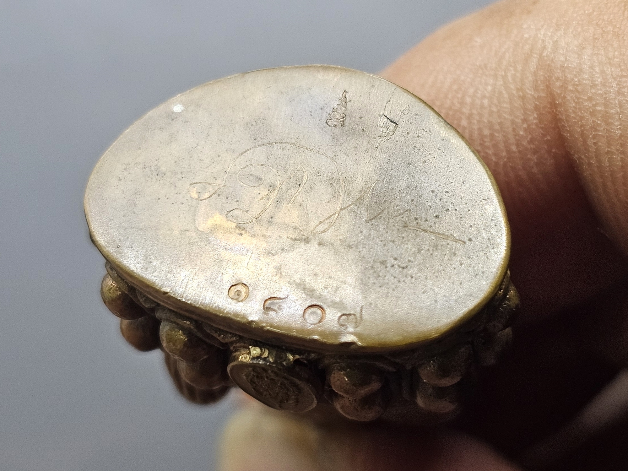 พระกริ่ง-พระชัยวัฒน์ นเรศวร ๑๐๐ ปี เนื้อสำริด ที่ระลึกครบ ๑๐๐ ปี กองทัพภาคที่ 3 วัดพระศรีรัตนมหาธาตุ จ.พิษณุโลก ปี2545 พร้อมตลับเดิม