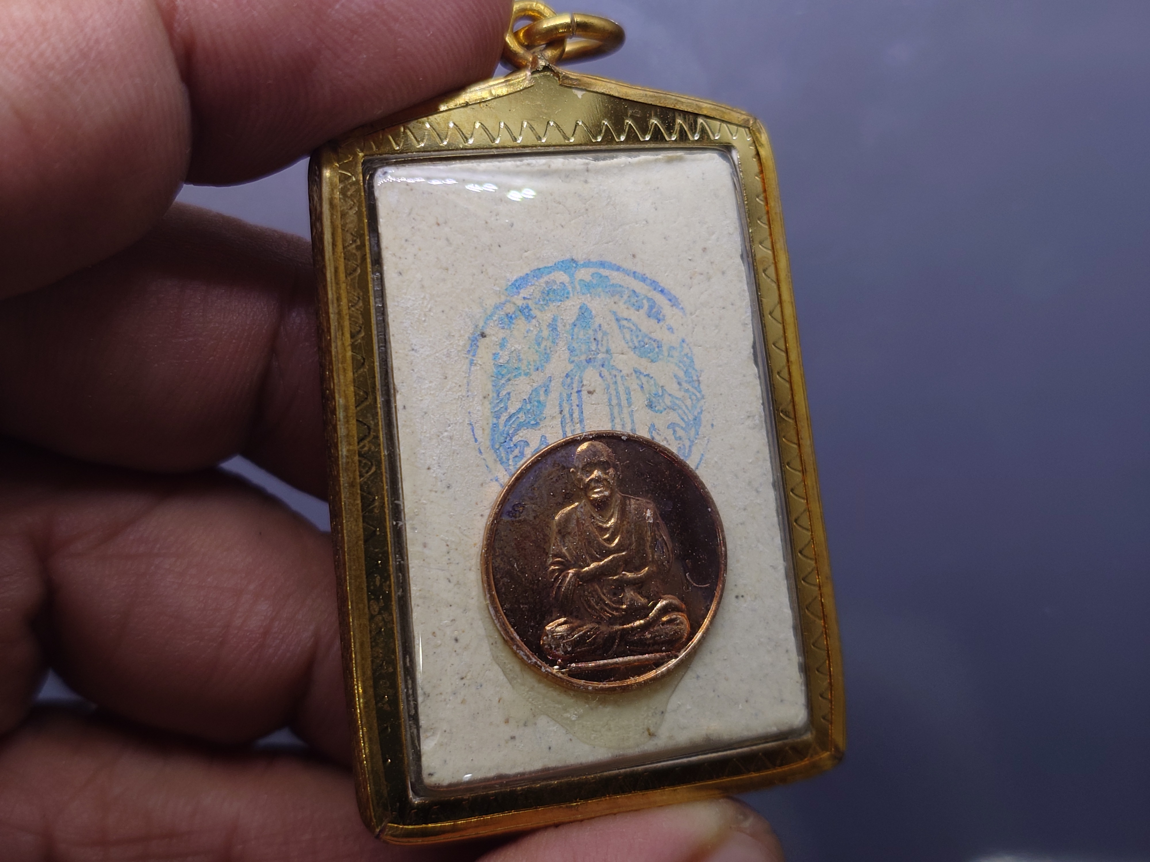 พระสมเด็จวัดระฆัง เนื้อผงผสมผงเก่า พิมพ์พุทธซ้อน รุ่นย้อนยุค 108 ปี (คณะ 9) วัดระฆังโฆสิตารามฯ พร้อมเลี่ยมกรอบไมคอน ปี2556 พร้อมกล่องเดิม