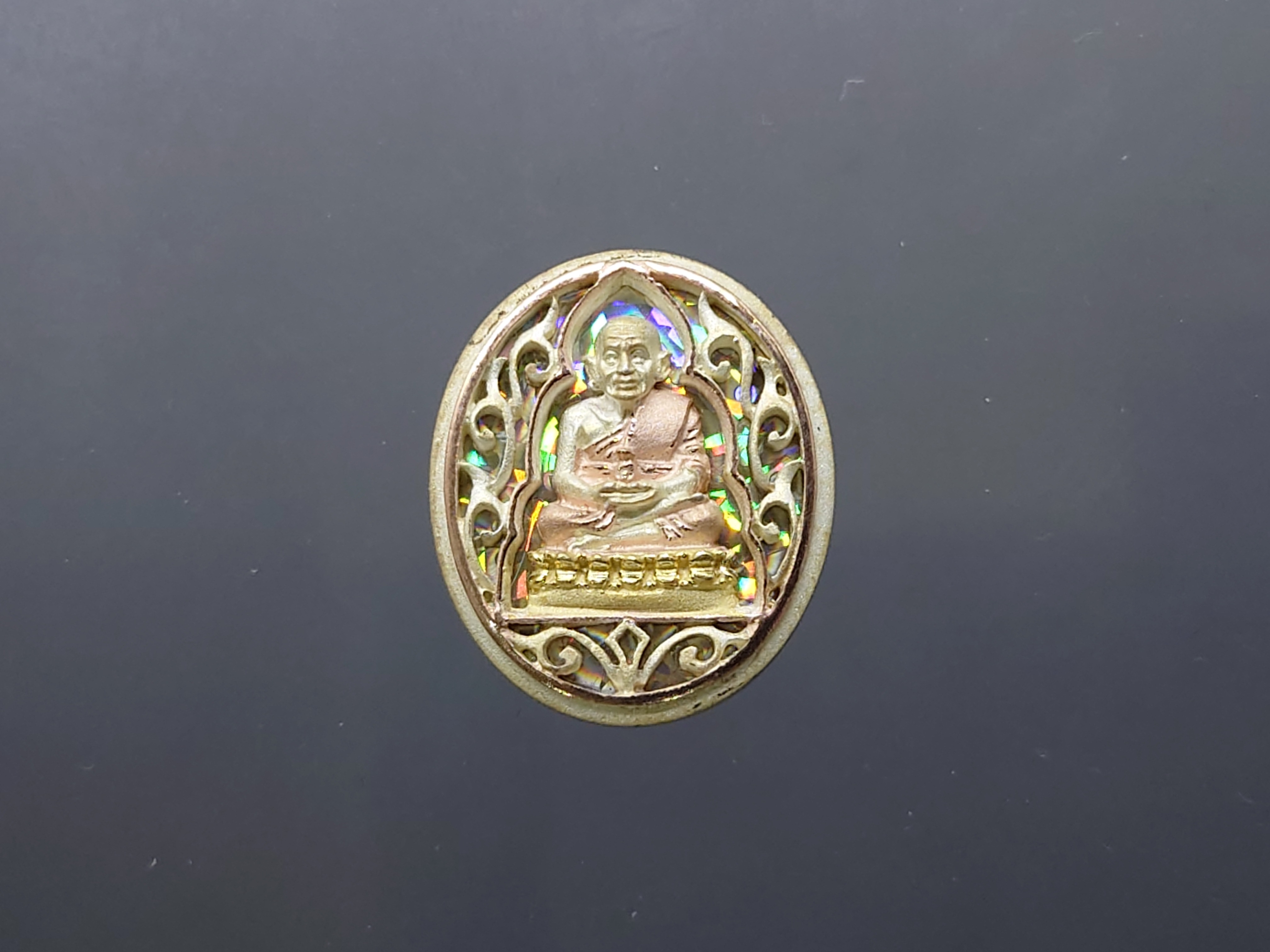 เหรียญหลวงปู่ทวด เนื้อเงินสามกษัตริย์ รุ่นมงคลบารมี พิมพ์วงรี เล็ก รูปไข่ ขนาดสูง 2 ซ.ม. วัดประสาทบุญญาวาส พ.ศ.2545 พร้อมกล่องเดิม