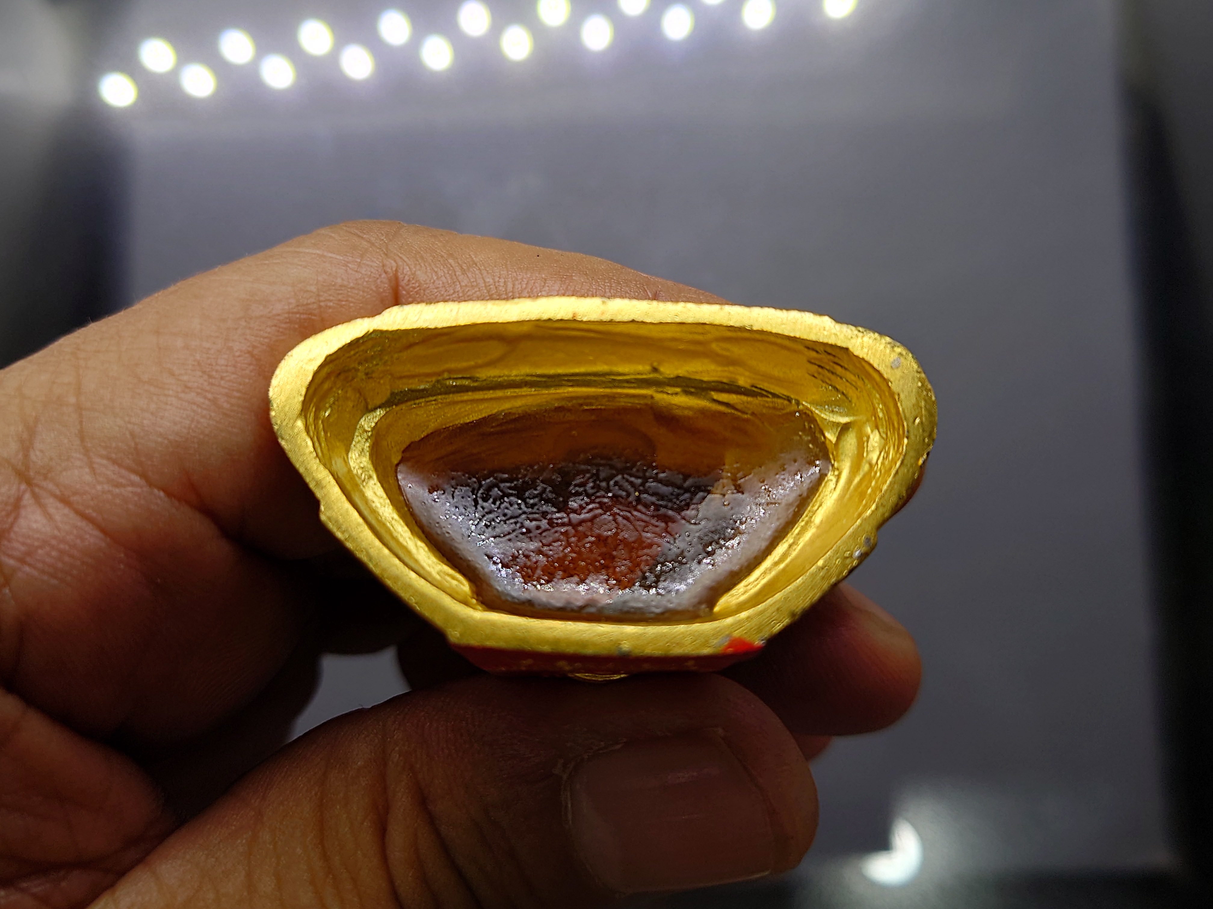 พระแก้วมรกต ทรงฤดูร้อน (ขนาดสูง 7.7 เซน) เนื้อโลหะเคลือบสีเขียว เครื่องทรงชุบทอง สำนักพระราชวัง สร้าง พุทธาภิเษก ณ วัดพระศรีรัตนศาสดาราม พ.ศ.2547 ซีลเดิม รับประกันแท้