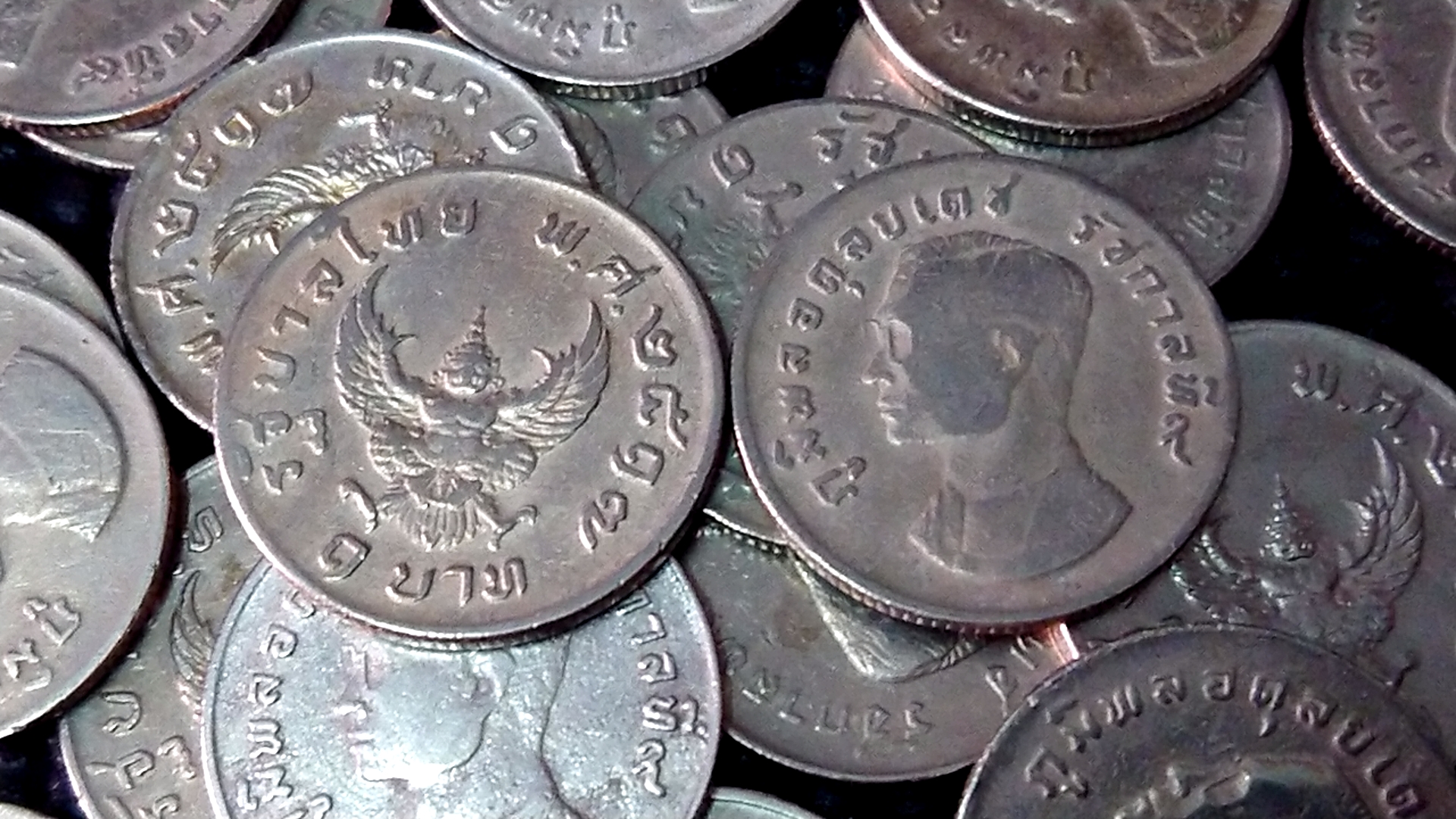 เหรียญ 1 บาท หลังครุฑ ปี 2517 ผ่านใช้