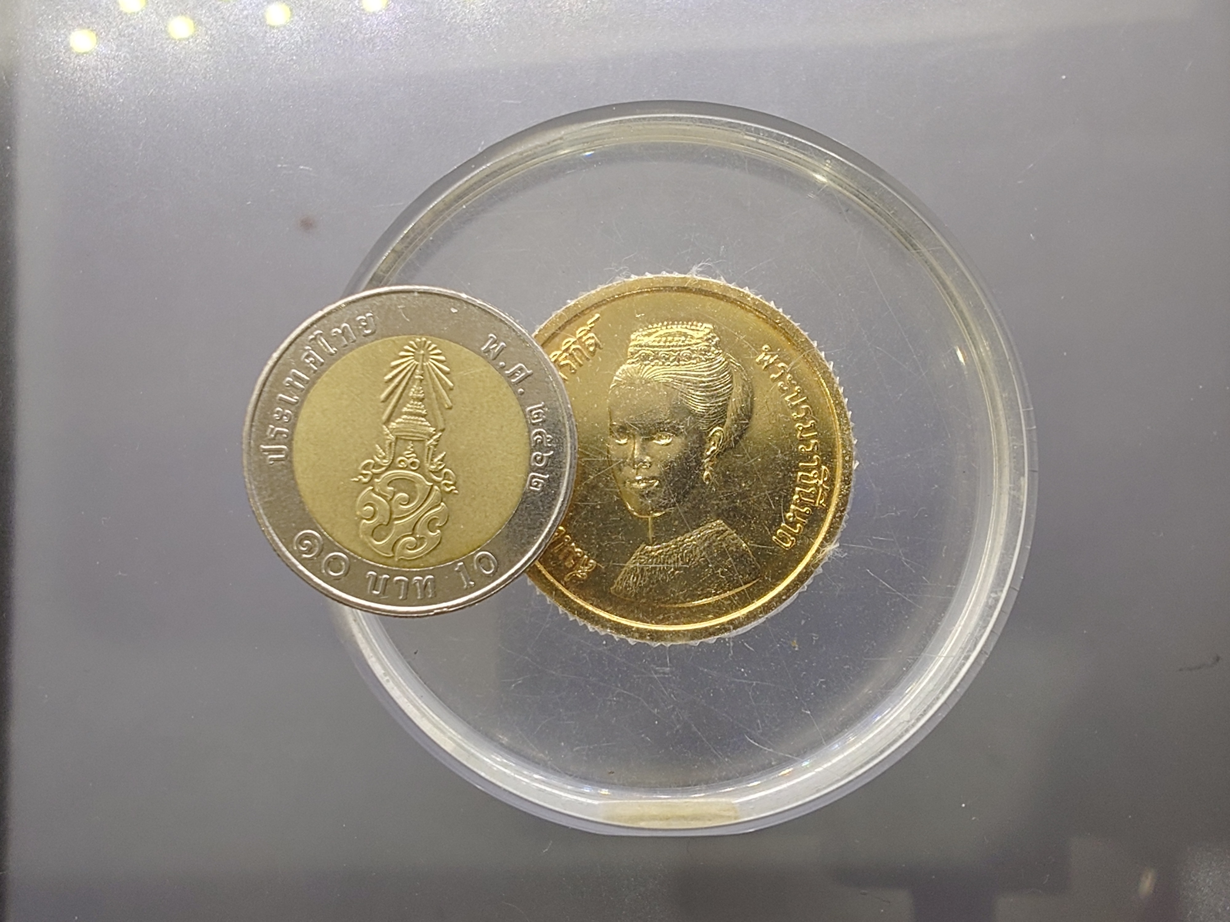 เหรียญกาหลั่ยทองที่ระลึกสร้างศูนย์การแพทย์สิริกิติ์ รพ รามาธิบดี 2534 พร้อมหุ้มอครีลิค