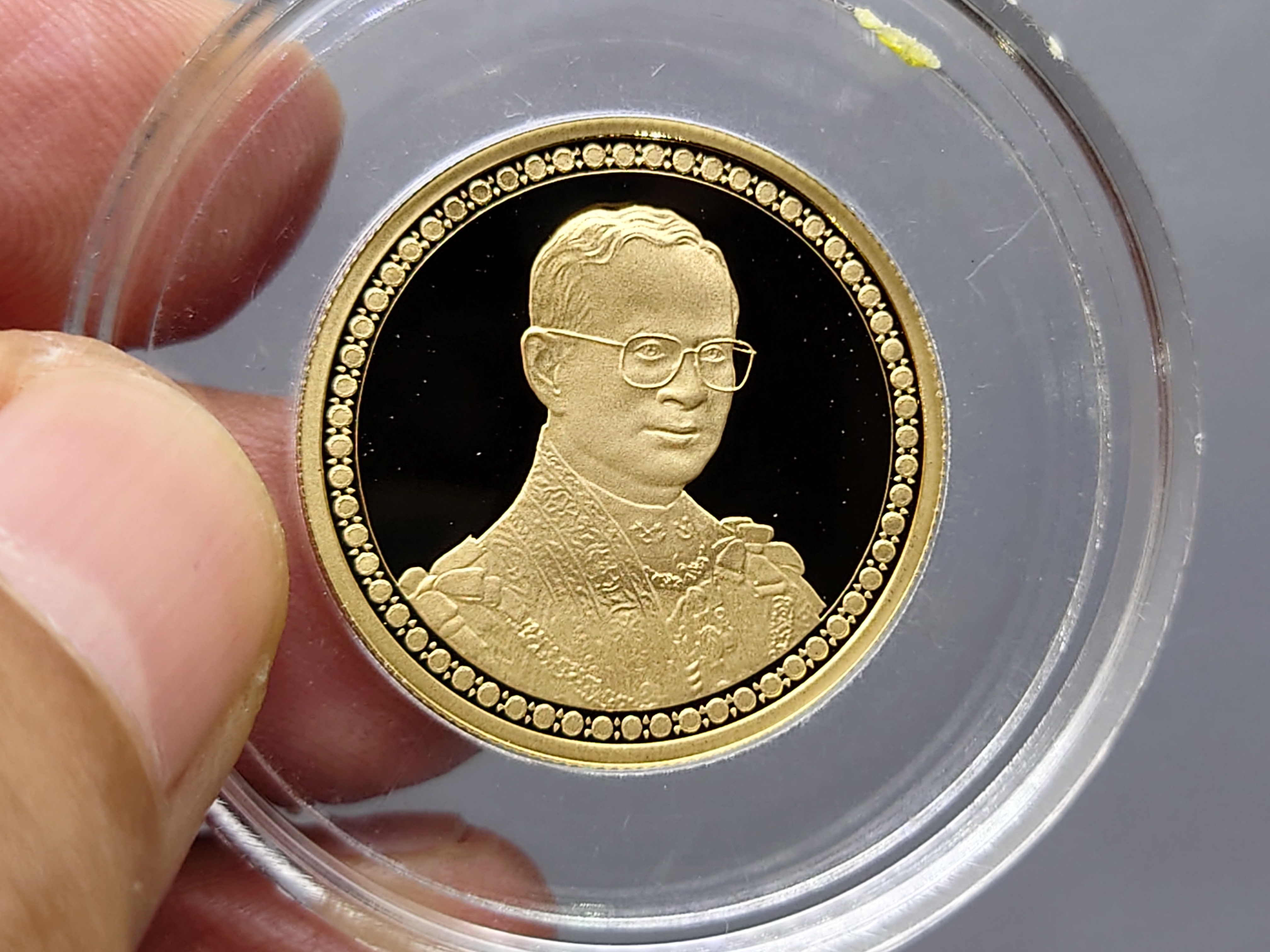 เหรียญทองคำขัดเงา (โฮโรแกรม) ชนิดราคา 12000 บาท (น้ำหนัก 1 บาท) ที่ระลึกฉลองสิริราชสมบัติครบ 60 ปี รัชกาลที่9 2549 พร้อมกล่องไม้ ใบเซอร์