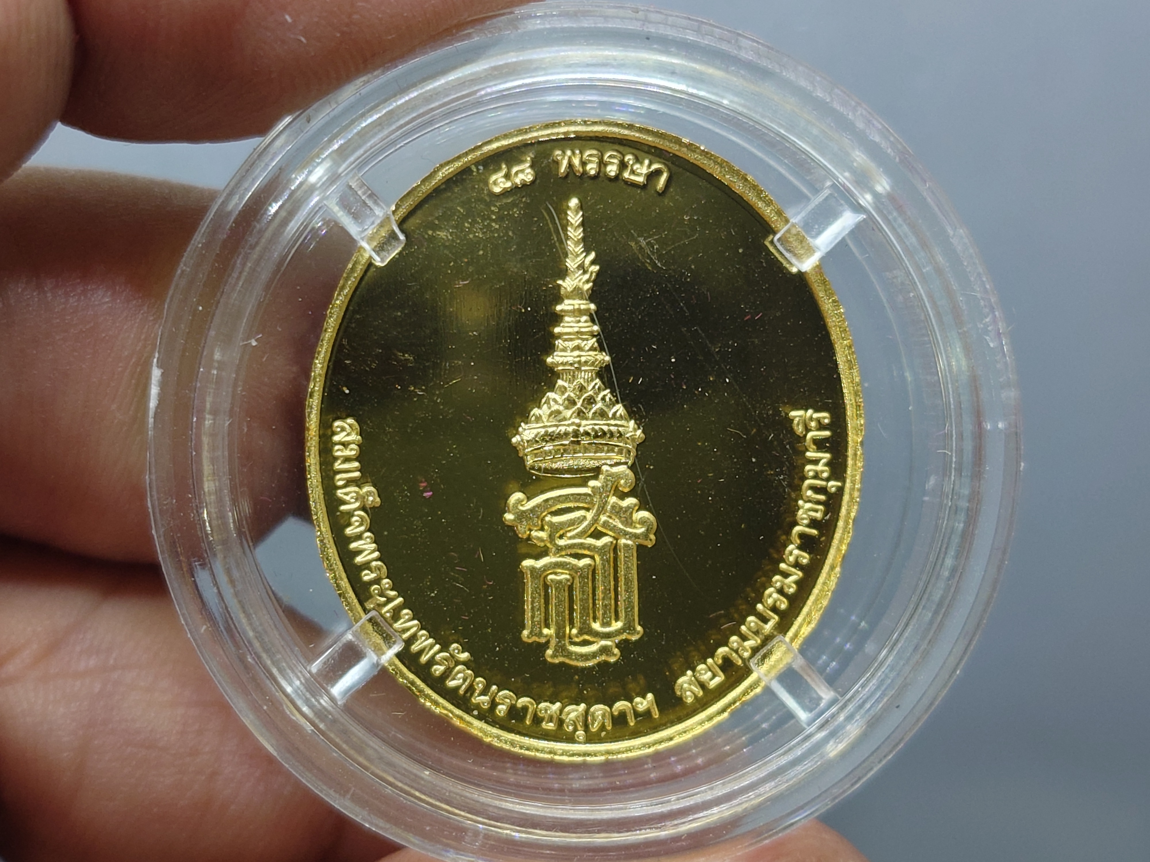 พระพุทธชินราช หลังพระนามาภิไธย สธ 48 พรรษา พระเทพฯ เนื้อกาหลั่ยทองขัดเงา พิมพ์ใหญ่ ขนาด 3 เซน พ.ศ.2546 พร้อมกล่องเดิม