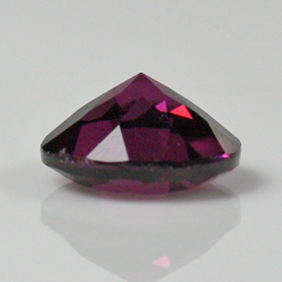 **ขายแล้ว**โกเมนสีม่วงหรือโรโดไลท์ (Rhodolite Garnet) 0.99 กะรัต ม่วงเข้ม รูปร่างดี