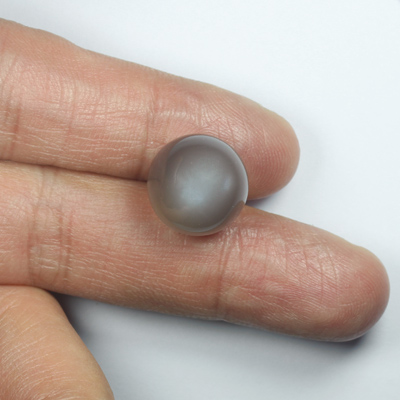 **ขายแล้ว**มูนสโตน หรือ มุกดาหาร (Moonstone) 19.43 กะรัต สีเทาอมน้ำตาล ทรงกลม