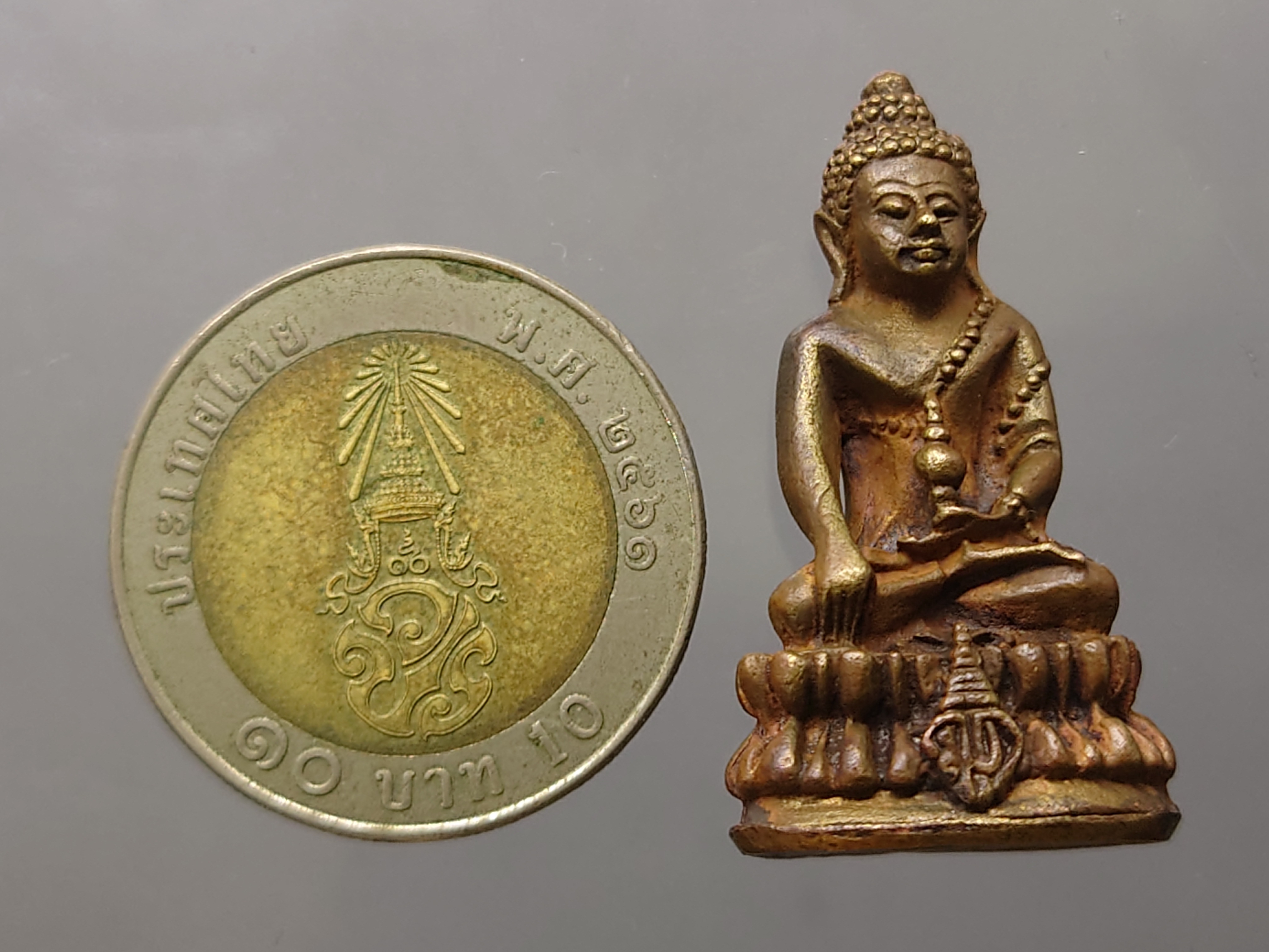 พระกริ่ง มวก.เนื้อสัมฤทธิ์ ๔๘ พรรษา สมเด็จพระบรมโอรสาธิราชฯ (รัชกาลที่10) ณ พระอุโบสถวัดพระศรีรัตนศาสดาราม ปี2543 พร้อมกล่องเดิม