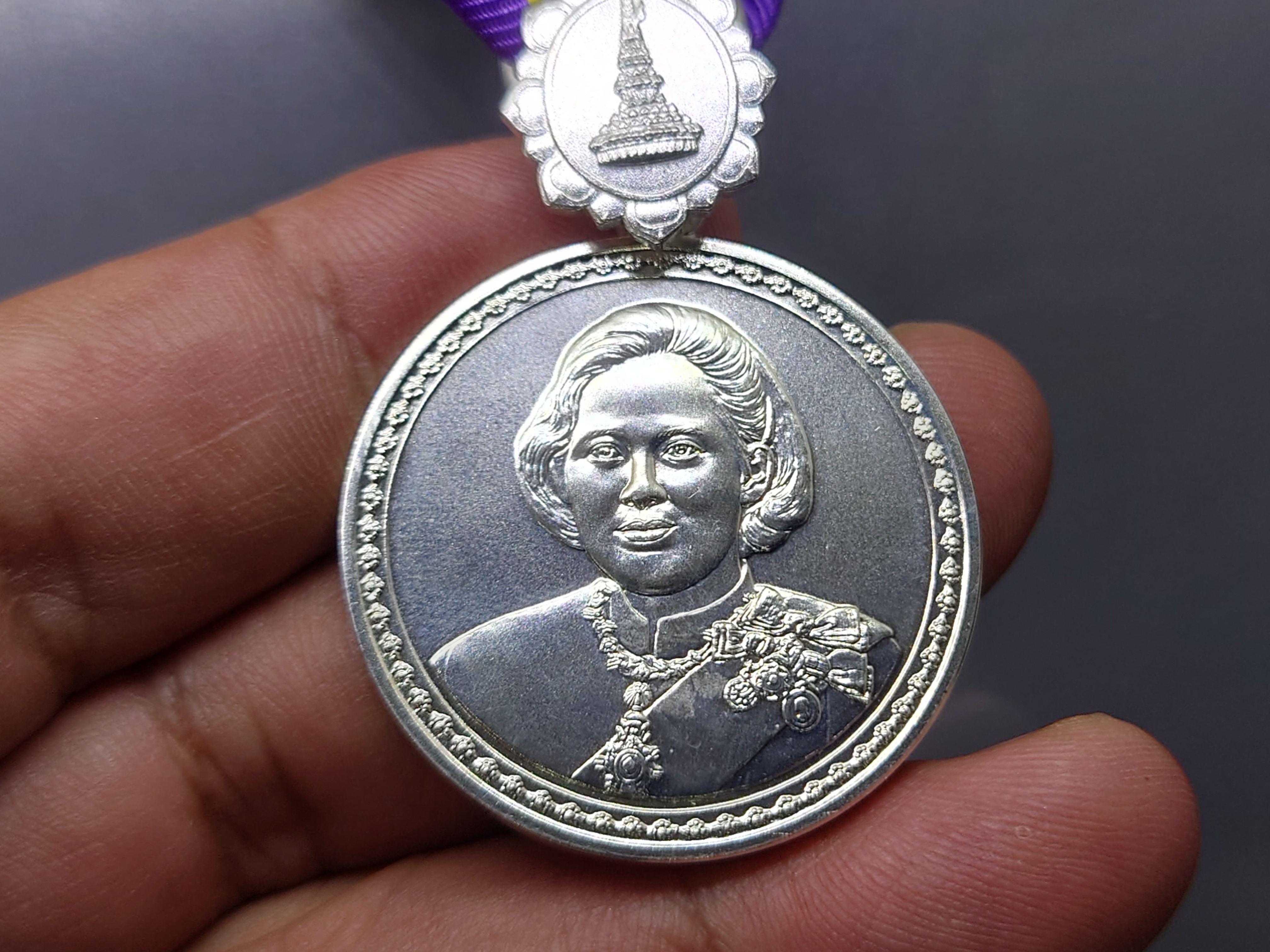 เหรียญแพรแถบ เนื้อเงิน เฉลิมพระเกียรติ 5 รอบ สมเด็จพระเทพรัตนราชสุดาๆ ปี2558 แบบชาย