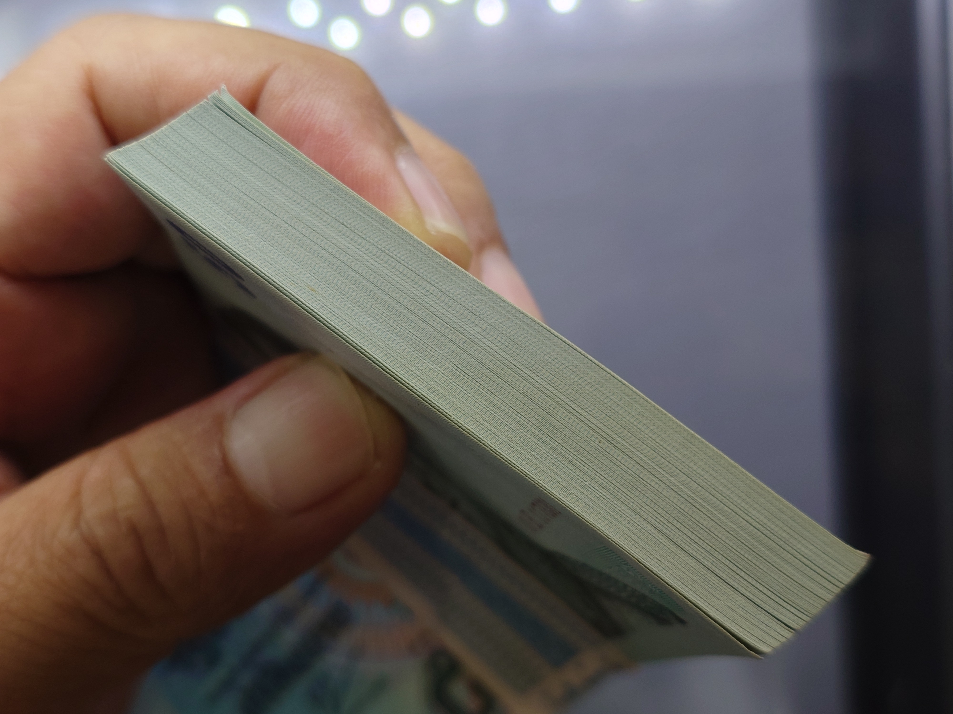 ธนบัตร 50 บาท (ยกแหนบ 100 ใบ เลขไม่เรียง) แบบ15 รุ่น2 (กระดาษ) พ.ศ.2547 ไม่ผ่านใช้