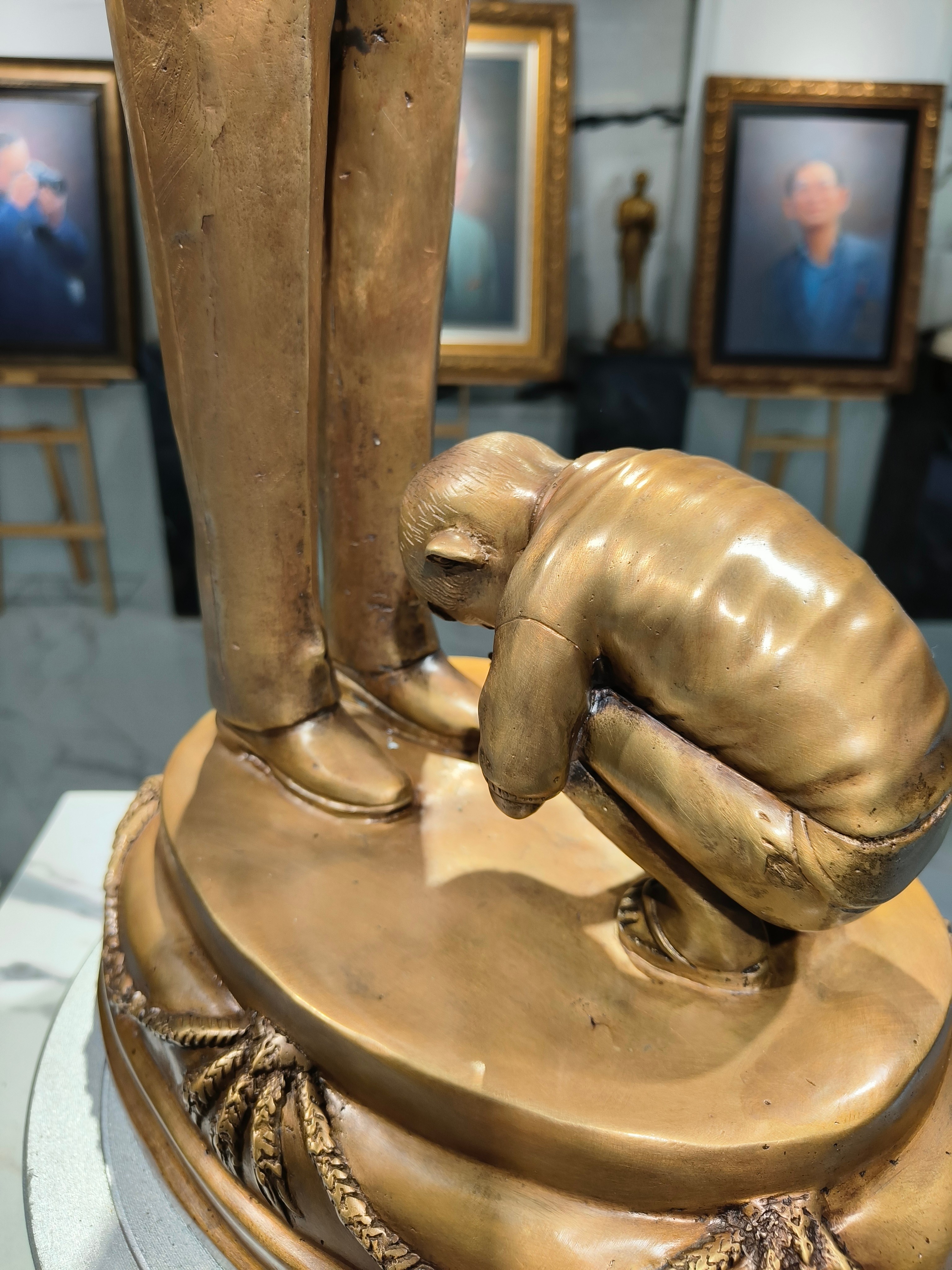 พระบรมรูปหล่อ ในหลวง รัชกาลที่ 9 รุ่น น้อมกราบพ่อ (เด็กก้มกราบ)