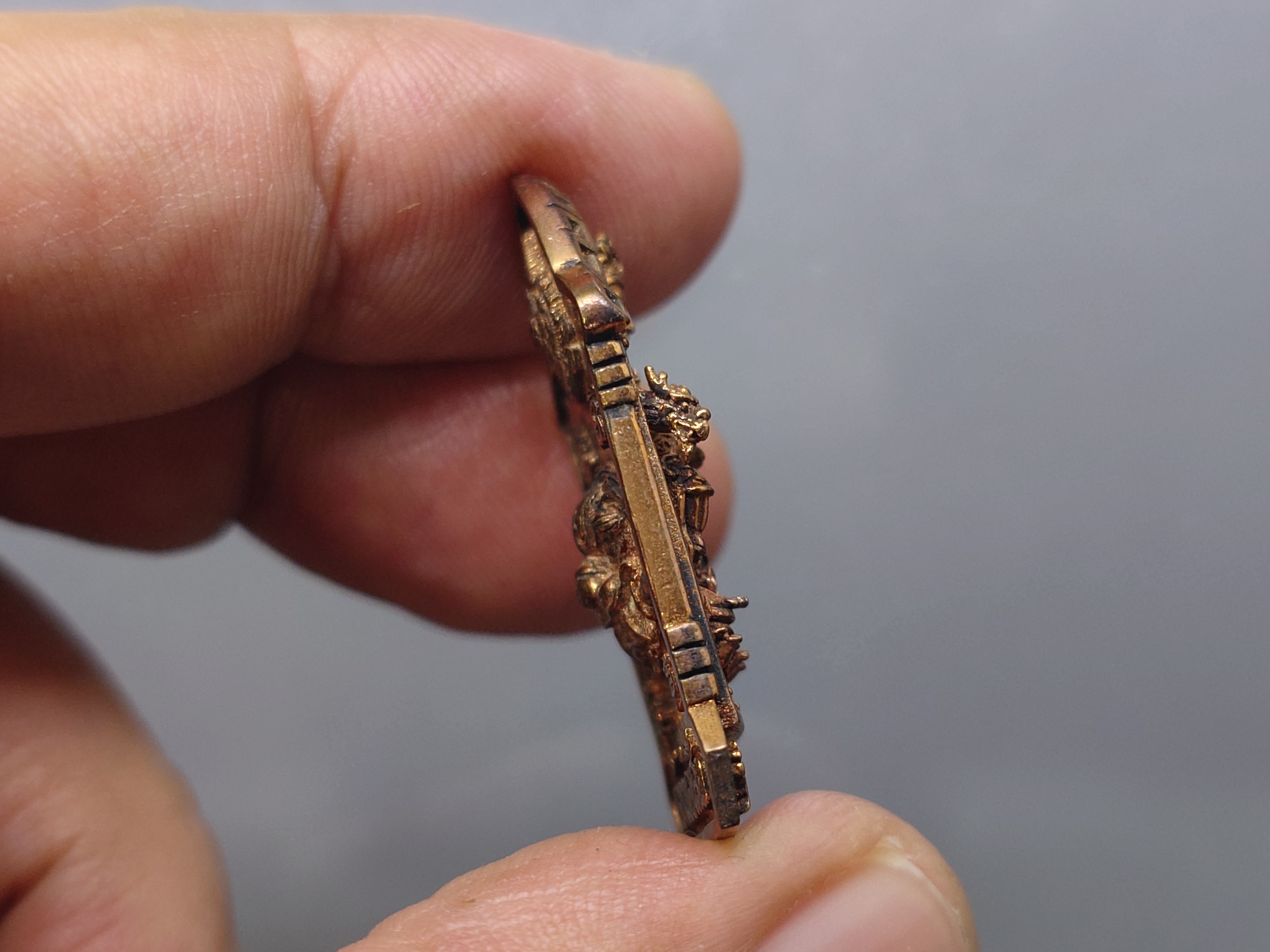 เจ้าพ่อเสือ รุ่น ๒ แผ่นดิน หลังตราสัญญลักษณ์ ภปร.ครบ 6 รอบ เนื้อทองแดง พุทธาภิเษก วัดเล่งเน่ยยี่ ปี2542 พร้อมตลับเดิม