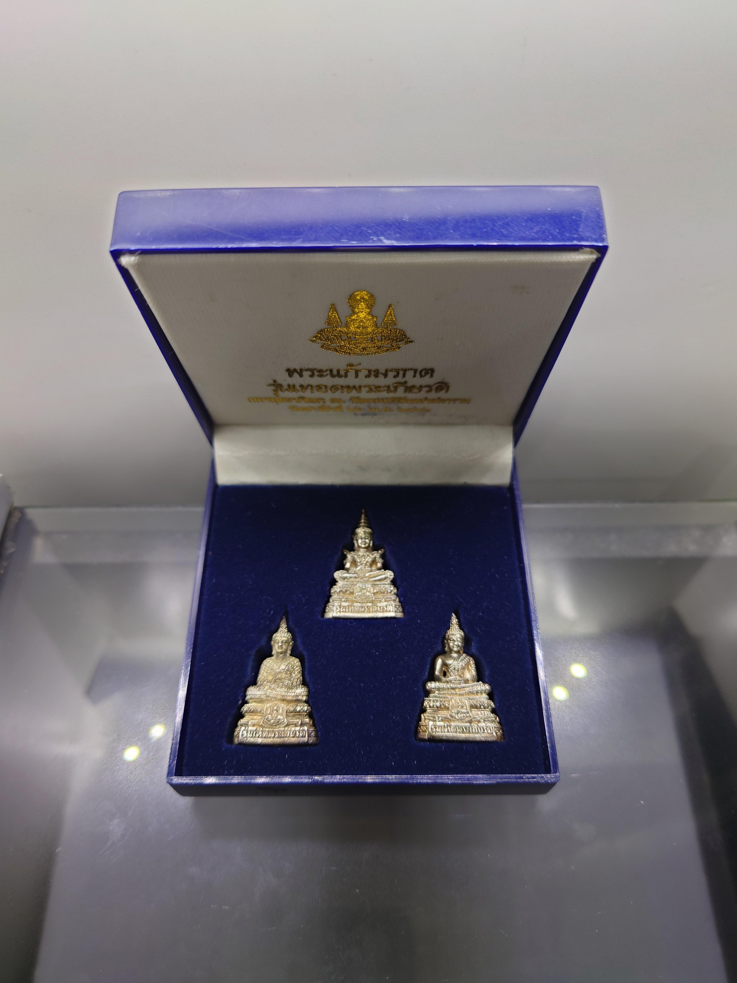 พระแก้วมรกต 3 ฤดู รุ่นเทอดพระเกียรติ เนื้อเงิน มหาพุทธาภิเษก ณ วัดพระศรีรัตนศาสดาราม ปี2540 พร้อมกล่องเดิม หายาก นิยม