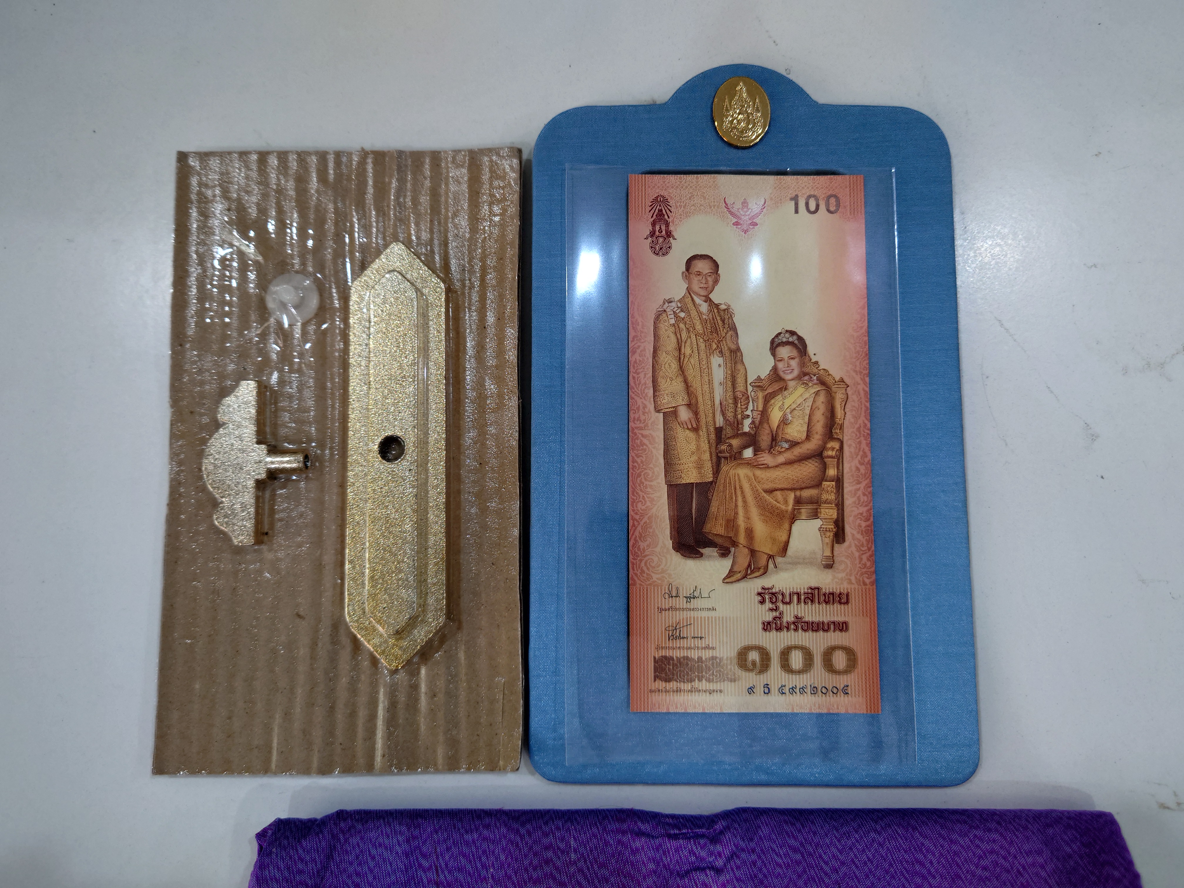 ธนบัตรที่ระลึก 100 บาท 72 พรรษาราชินี พร้อมชุดขาตั้งถุงผ้าใหม