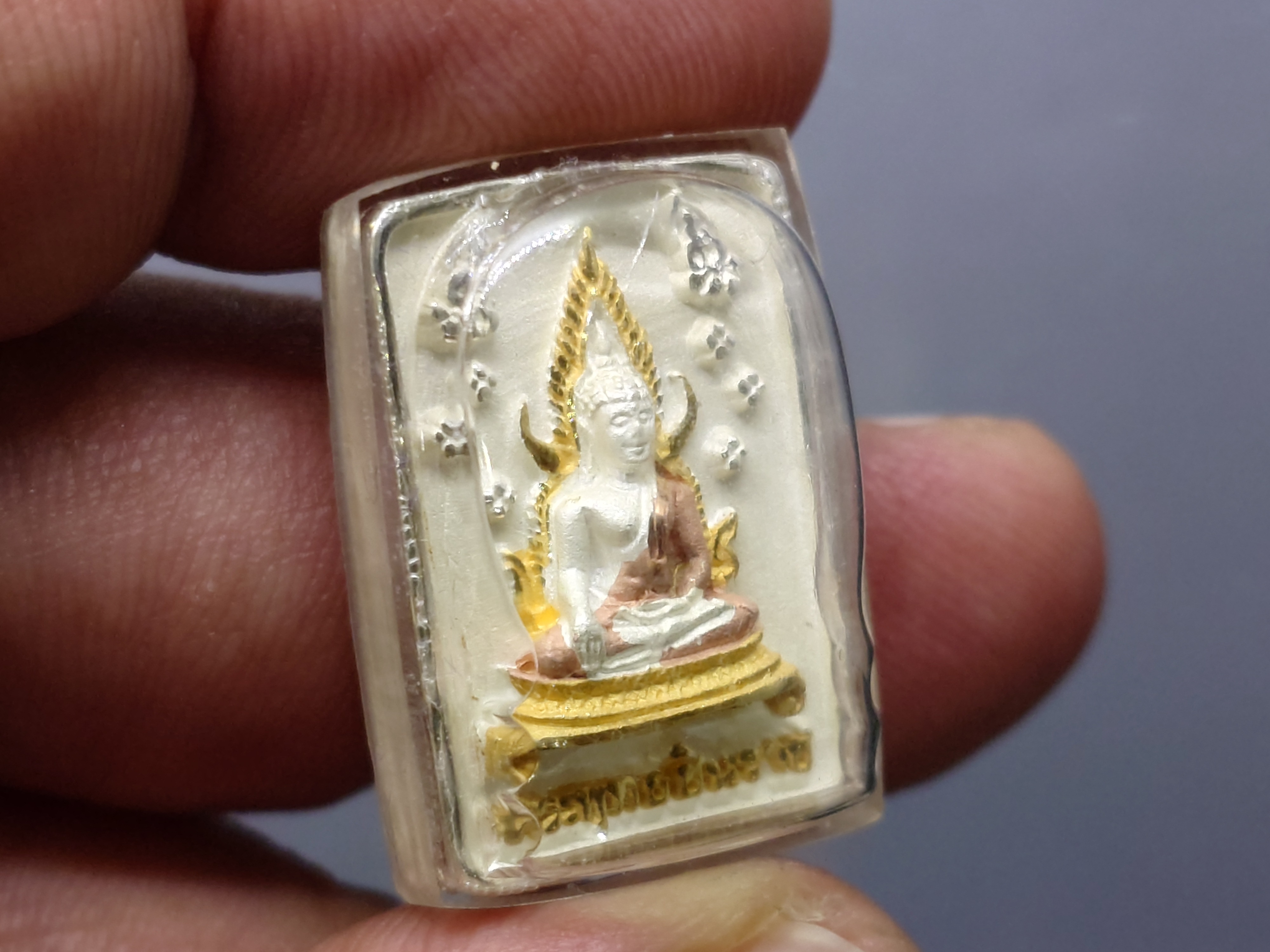 พระพุทธชินราช รุ่นเฉลิมพระเกียรติ หลัง ส.ธ. เนื้อเงิน 99.99% สามกษัตริย์ มูลนิธิสิรินธรราชวิทยาลัย สร้าง พุทธาภิเษก ณ มหาวิหารพระพุทธชินราช ปี2539 พร้อมกล่องเดิม