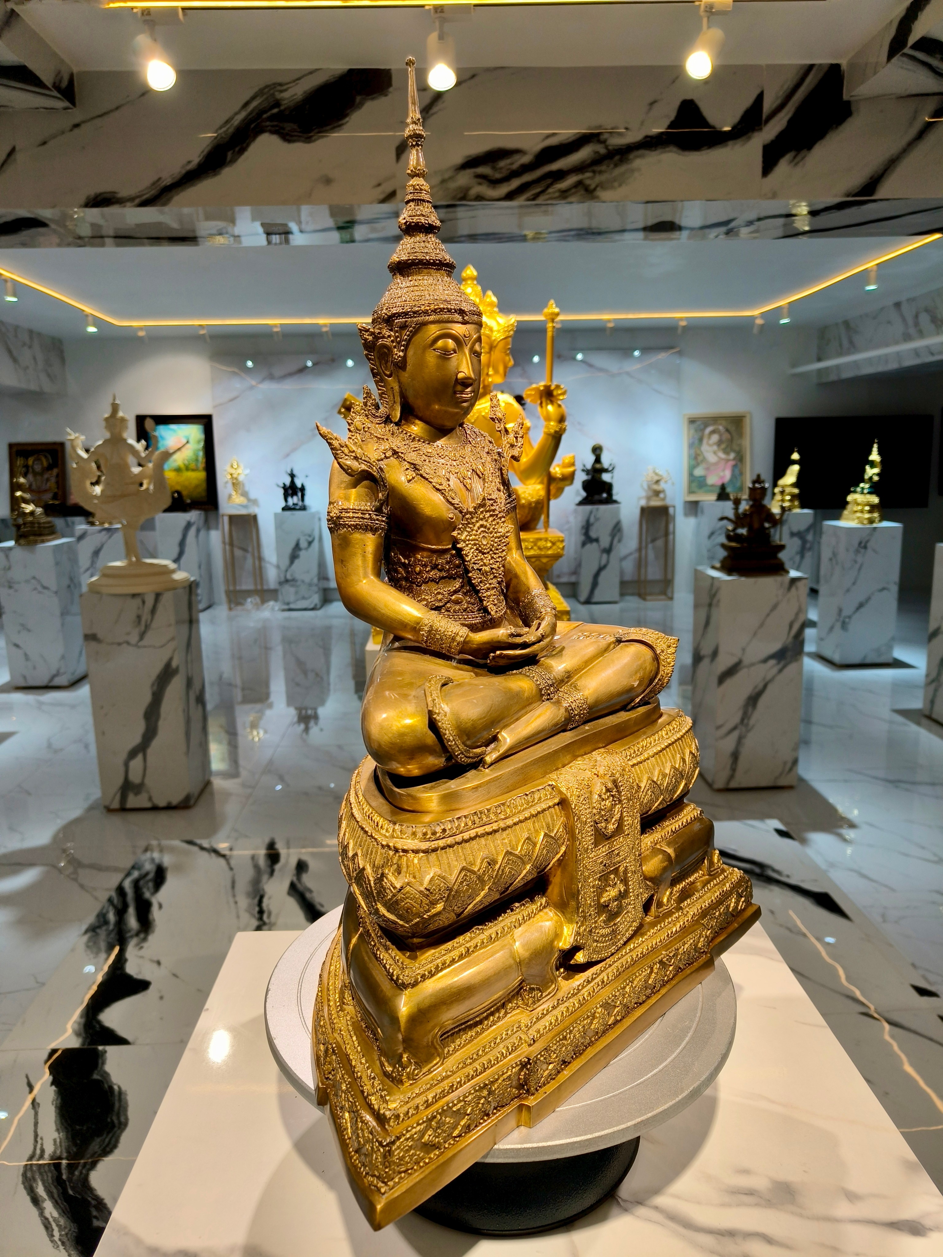 พระพุทธรูป พระแก้วมรกต ทรงเครื่องฤดูร้อน หน้าตัก 9 นิ้ว พิธีสมโภช กรุงรัตนโกสินทร์ 200 ปี วัดพระศรีรัตนศาสดาราม พ.ศ.2525