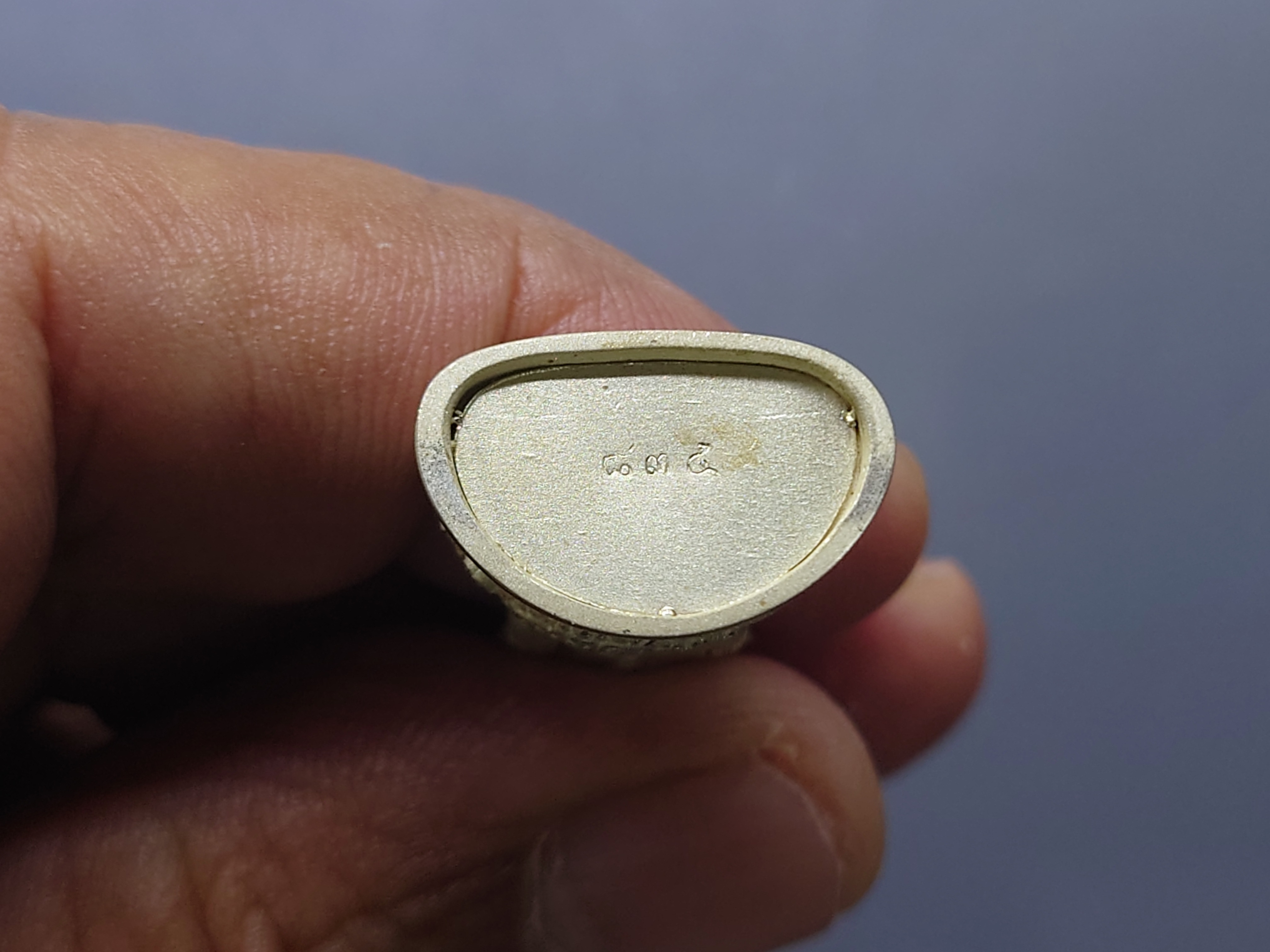 พระแก้ว 75 พรรษา รัชกาลที่9 เนื้อเงิน พิมพ์ใหญ่ ขนาดสูง 3.7 เซน ปี2545 พร้อมกล่องเดิม