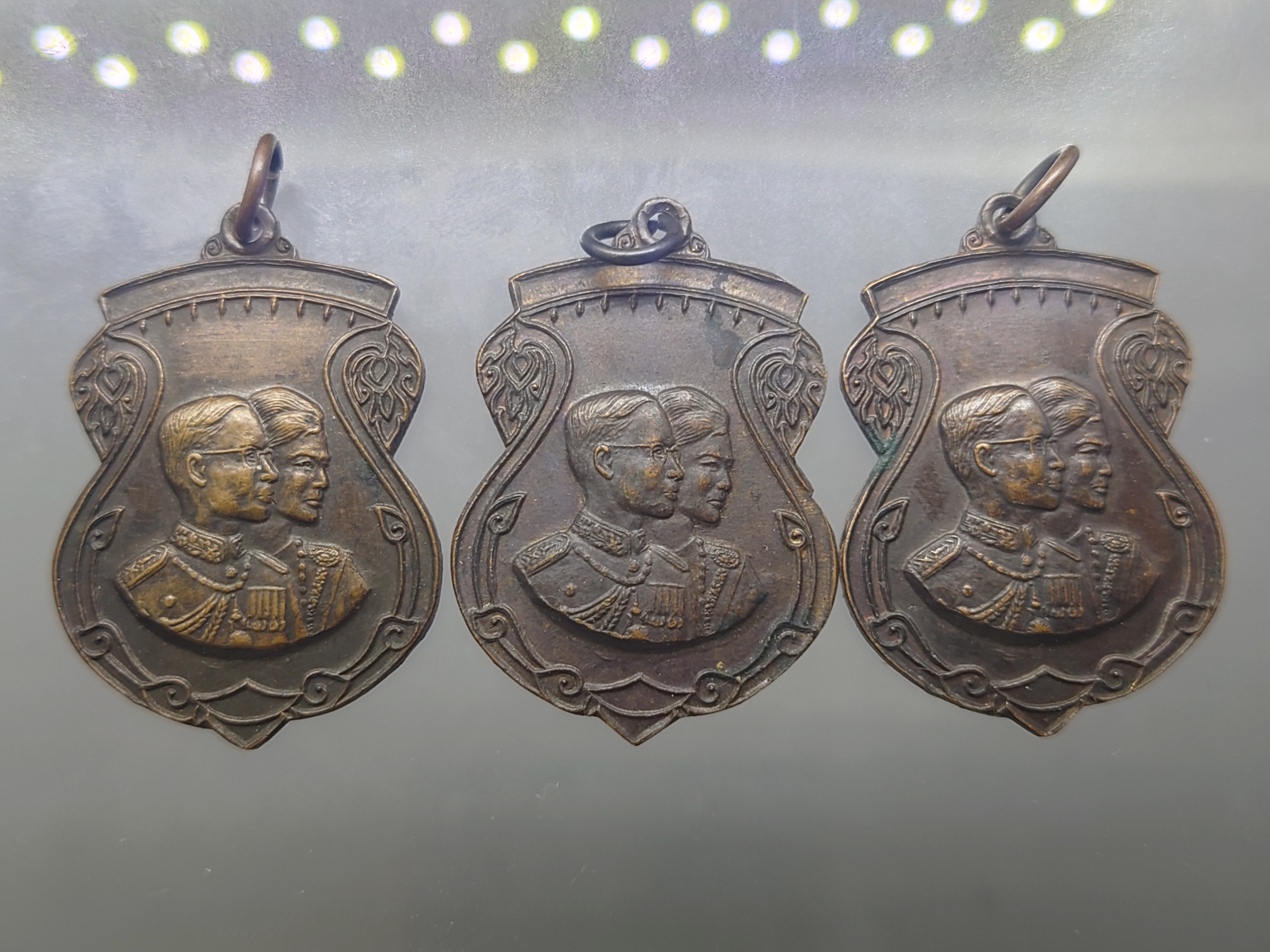 เหรียญในหลวง-พระราชินี เสด็จในงานทรงตัดลูกนิมิต (หลวงปู่โต๊ะ ร่ามปลุกเสก) เนื้อทองแดง วัดศรีจันทร์ประดิษฐ์ ปี2522