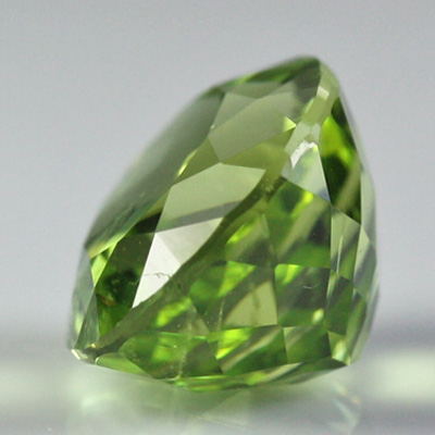 เพอริโด (Peridot) 4.74 กะรัต สีเขียวอมเหลือง เม็ดใหญ่ จากปากีสถาน