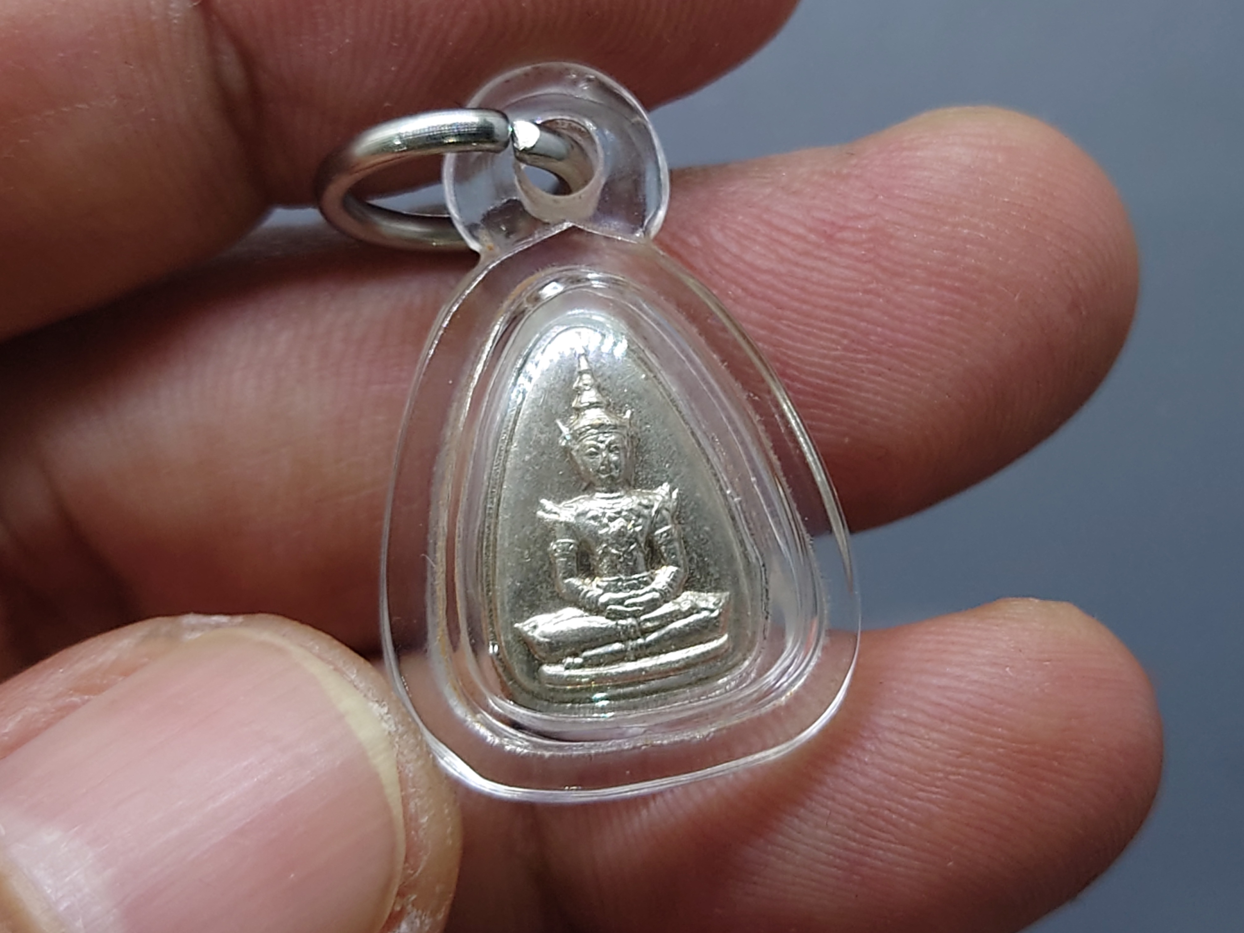 พระแก้วมรกต ญสส สมเด็จพระญาณสังวร เนื้อเงิน พิมพ์เล็ก รุ่นมรดกไทย มรดกโลก จัดสร้างโดยมูลนิธิปริยัติศึกษา พ.ศ.2536 เลี่ยมพร้อมใช้