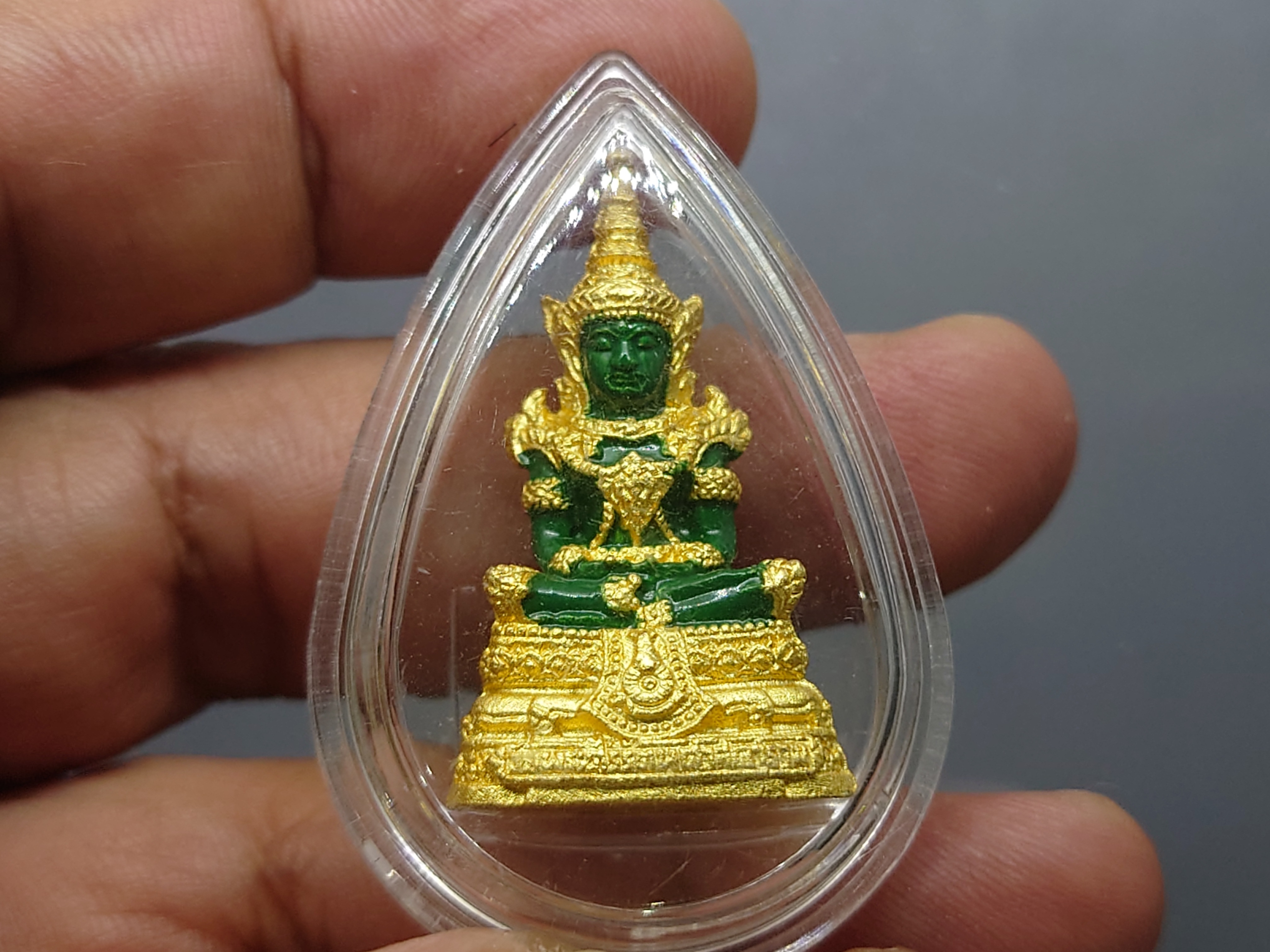 พระแก้วมรกต ชุด 3 ฤดู เนื้อโลหะเคลือบสีเขียว เครื่องทรงชุบทอง สำนักพระราชวัง สร้าง พุทธาภิเษก ณ วัดพระศรีรัตนศาสดาราม พ.ศ.2547 พร้อมกล่องเดิม รับประกันแท้