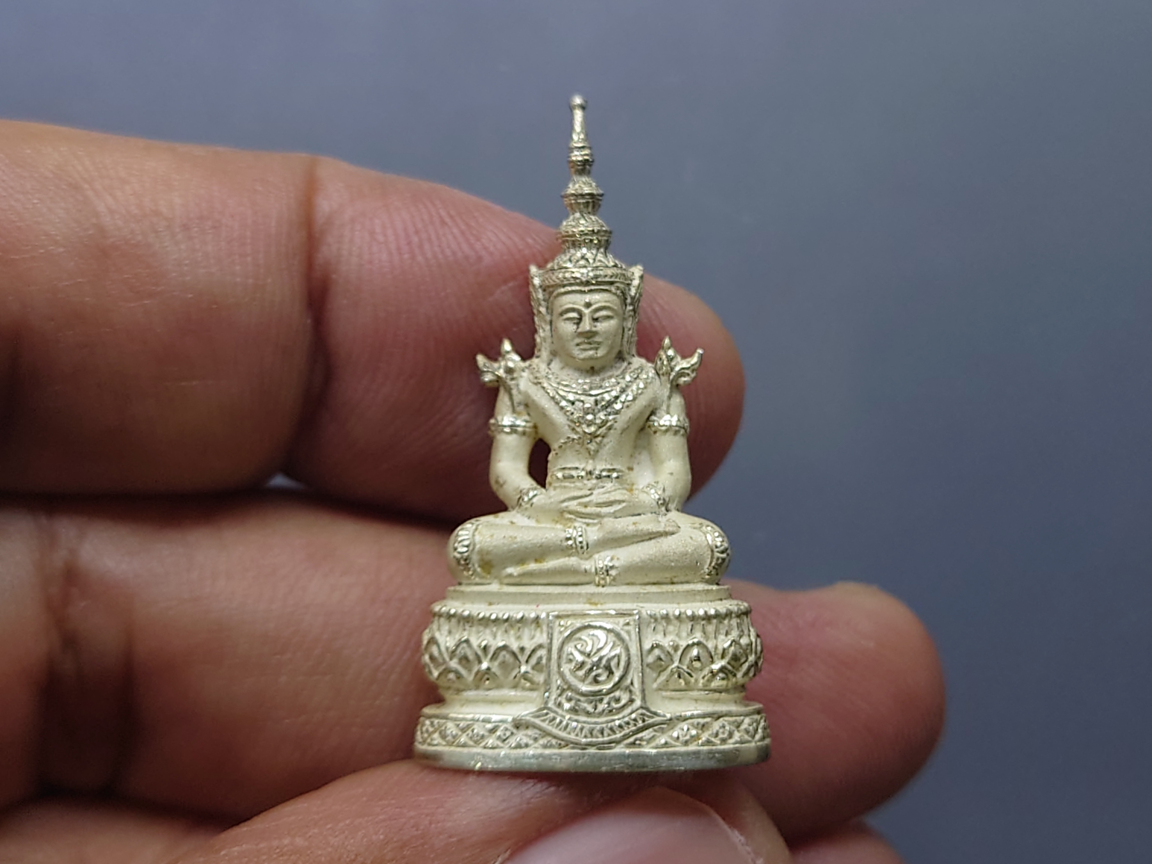 พระแก้ว 75 พรรษา รัชกาลที่9 เนื้อเงิน พิมพ์ใหญ่ ขนาดสูง 3.7 เซน ปี2545 พร้อมกล่องเดิม