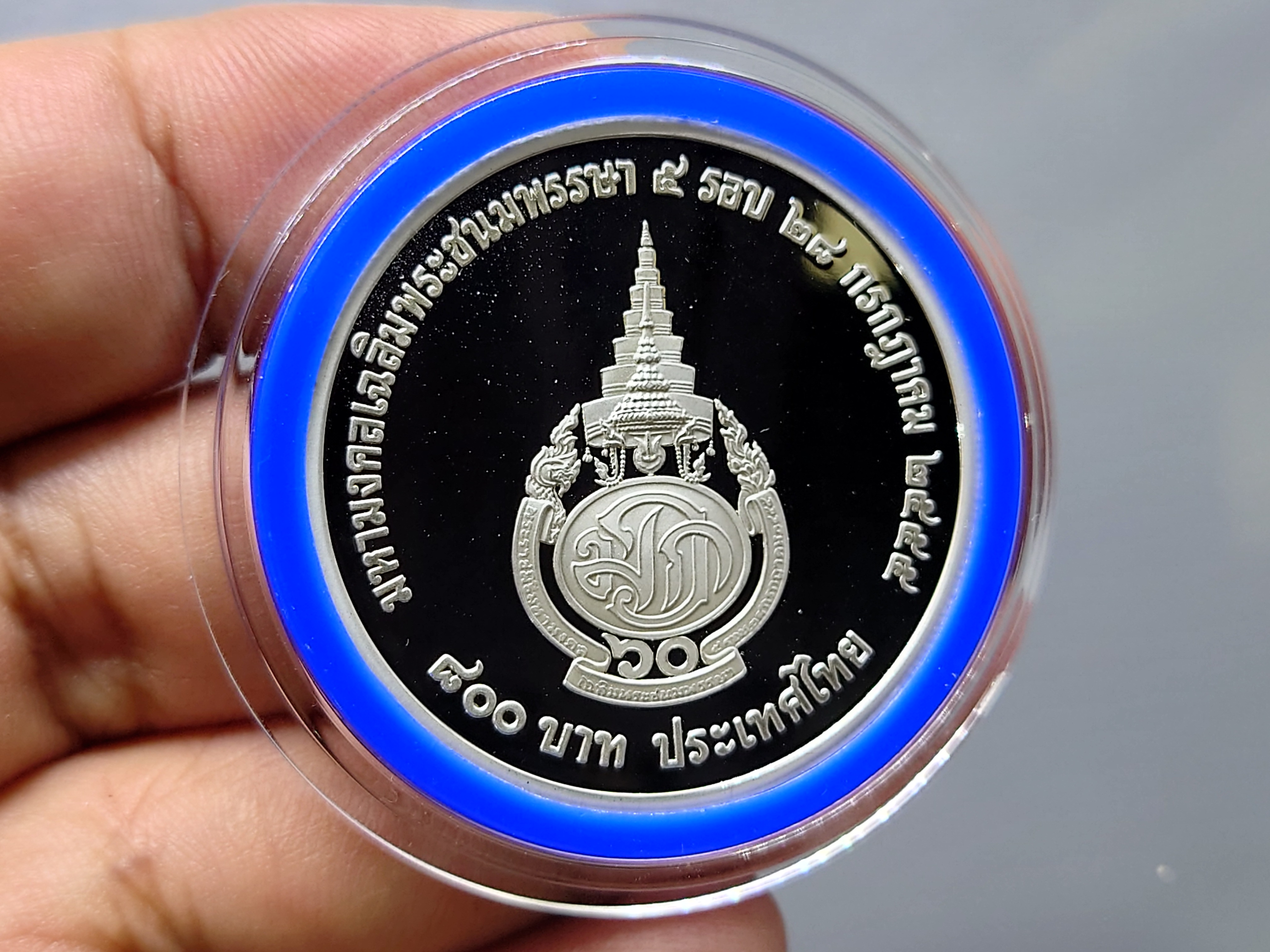 เหรียญเงินขัดเงา 800 บาท ที่ระลึกเฉลิมพระชนมพรรษา 5 รอบ รัชกาลที่10 ปี2555 อุปกรณ์ครบ