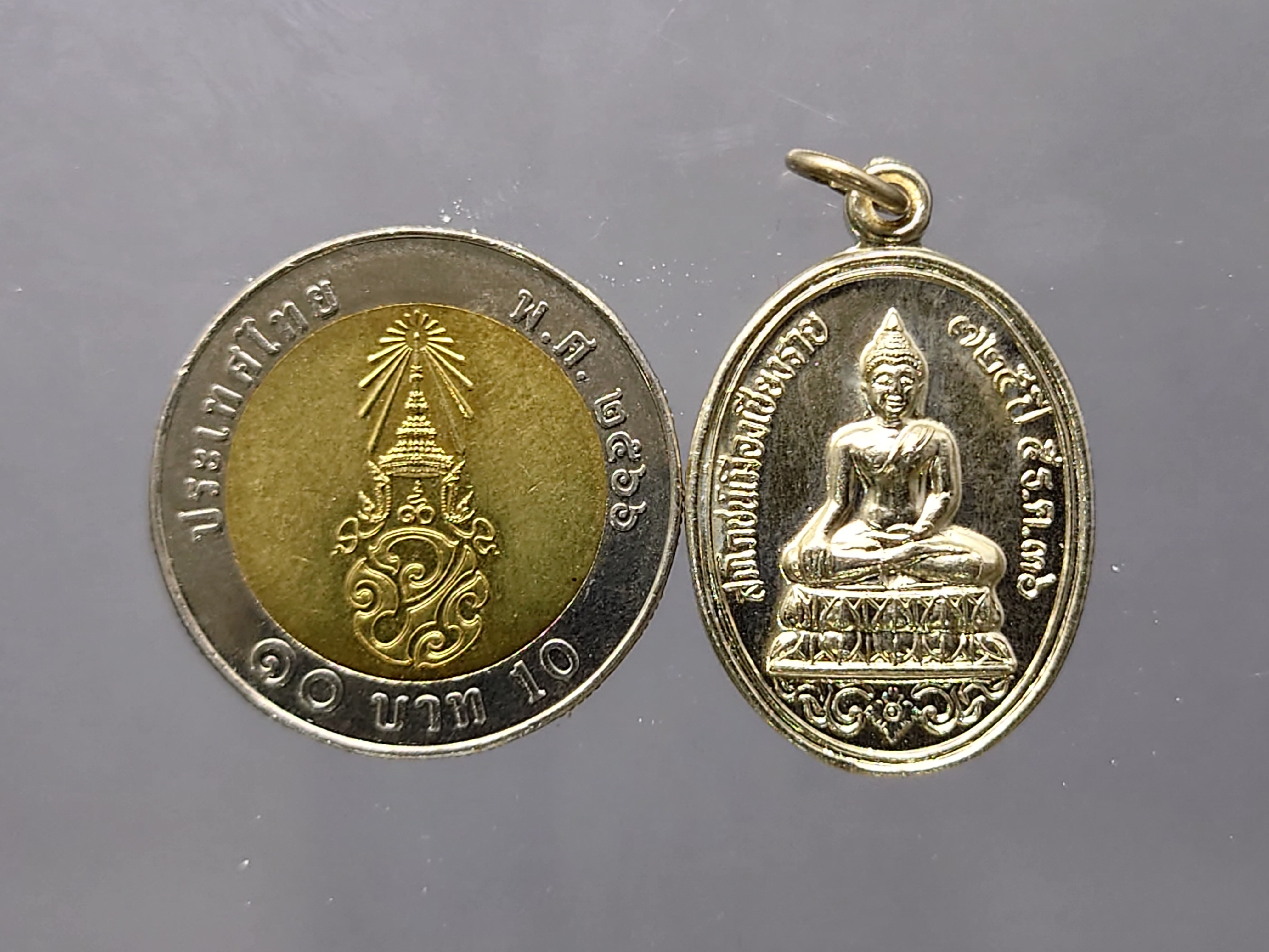 เหรียญสมโภชน์เมืองเชียงราย 725 ปี เนื้ออัลปาก้า ที่ระลึกงานกฐิณพระราชทาน วัดพระสิงห์ จ.เชียงราย ปี2540 พร้อมตลับเดิม