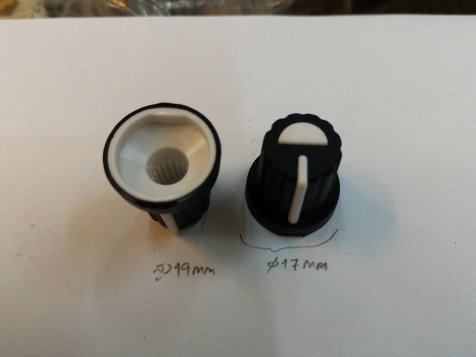 KNOBขนาดเส้นผ่านลูกบิดพลาสติกสีดำคาดขาวศูนย์กลางอ้วน17มมสูง19มม(17x19mm)