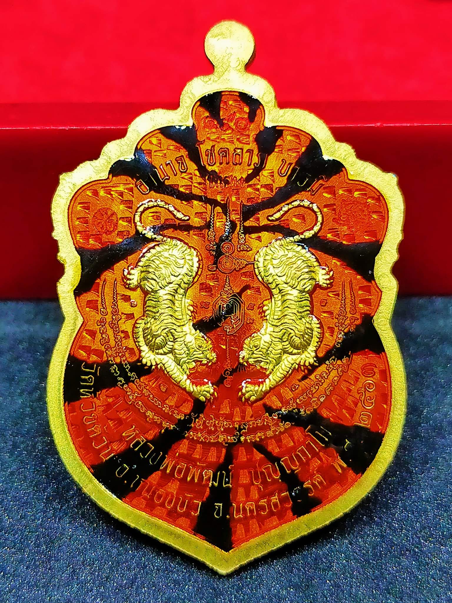เหรียญเสมาเสือคาบดาบ รุ่น1 เนื้อทองระฆัง ตอกพิเศษ แจกกรรมการ ลงยาลายเสือ หน้า หลัง ขอบแดง จีวรส้ม หลวงพ่อพัฒน์ วัดห้วยด้วน โคท 450