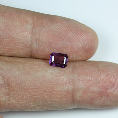 **ขายแล้ว**แซปไฟร์สีม่วง (Violet Sapphire) 0.73 กะรัต สีม่วงอมน้ำเงิน พลอยสด ไม่เผา