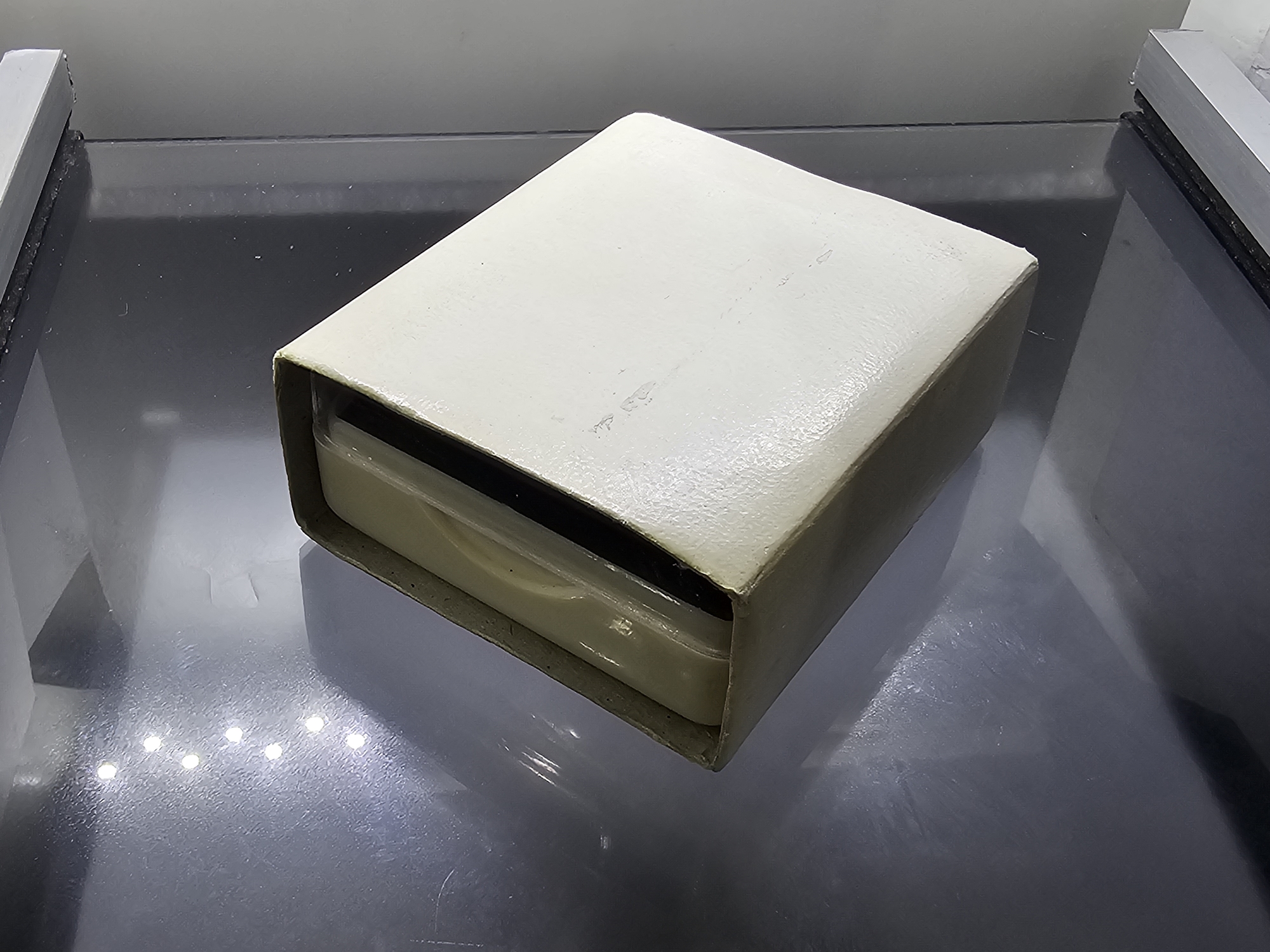 พระกริ่งพุทธโสธร พิมพ์เล็ก เนื้อโลหะรมดำ รุ่น ประวัติศาสตร์เปิดอาคารสำนักงาน ตำรวจแห่งชาติ พ.ศ.2543 พร้อมกล่องเดิม