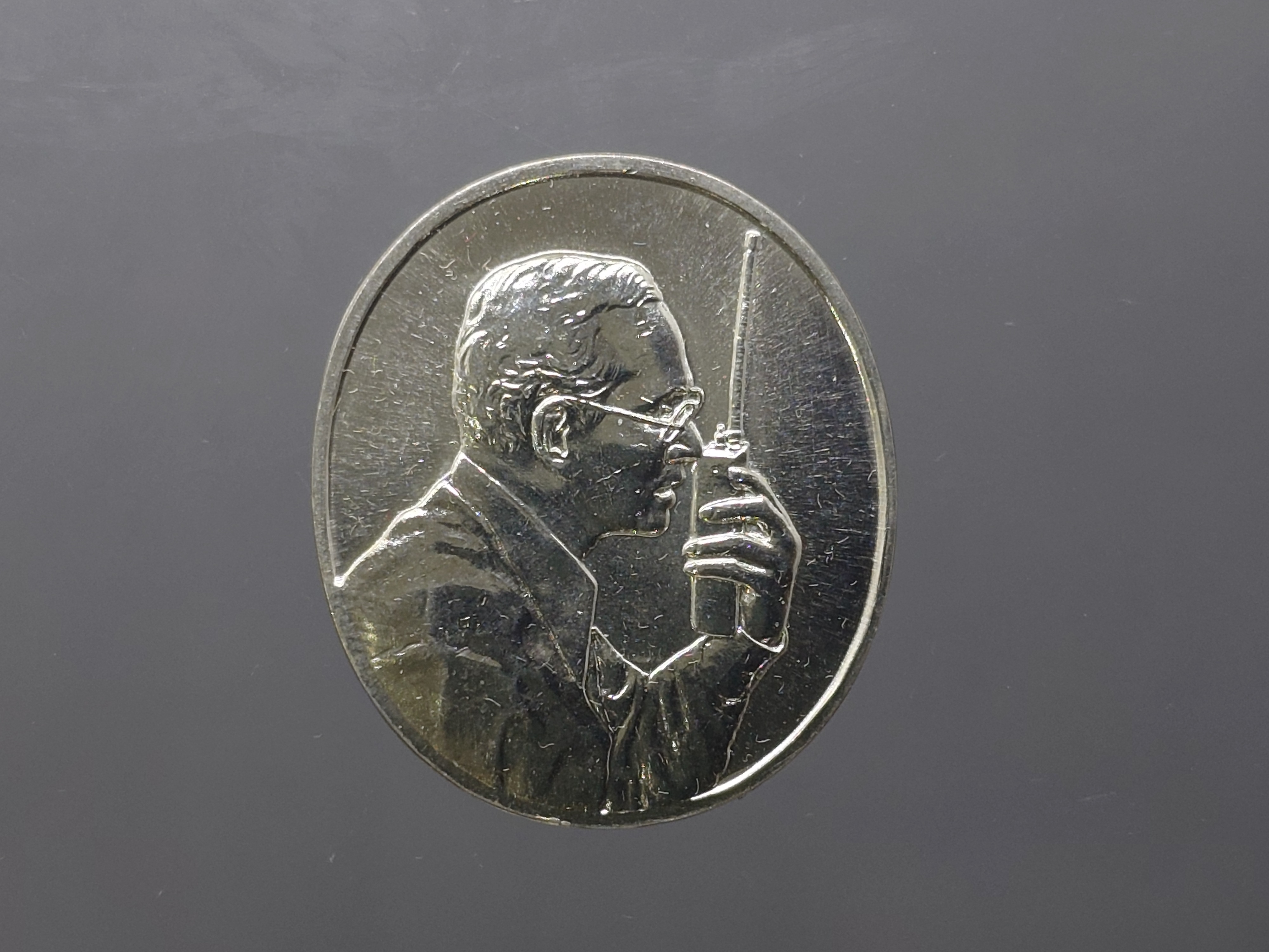 เหรียญในหลวงทรง วอ.เนื้อเงิน ที่ระลึกเฉลิมพระเกียรติพระราชกรณียกิจด้านการสื่อสาร พศ.2539 พร้อมกล่องเดิมๆ